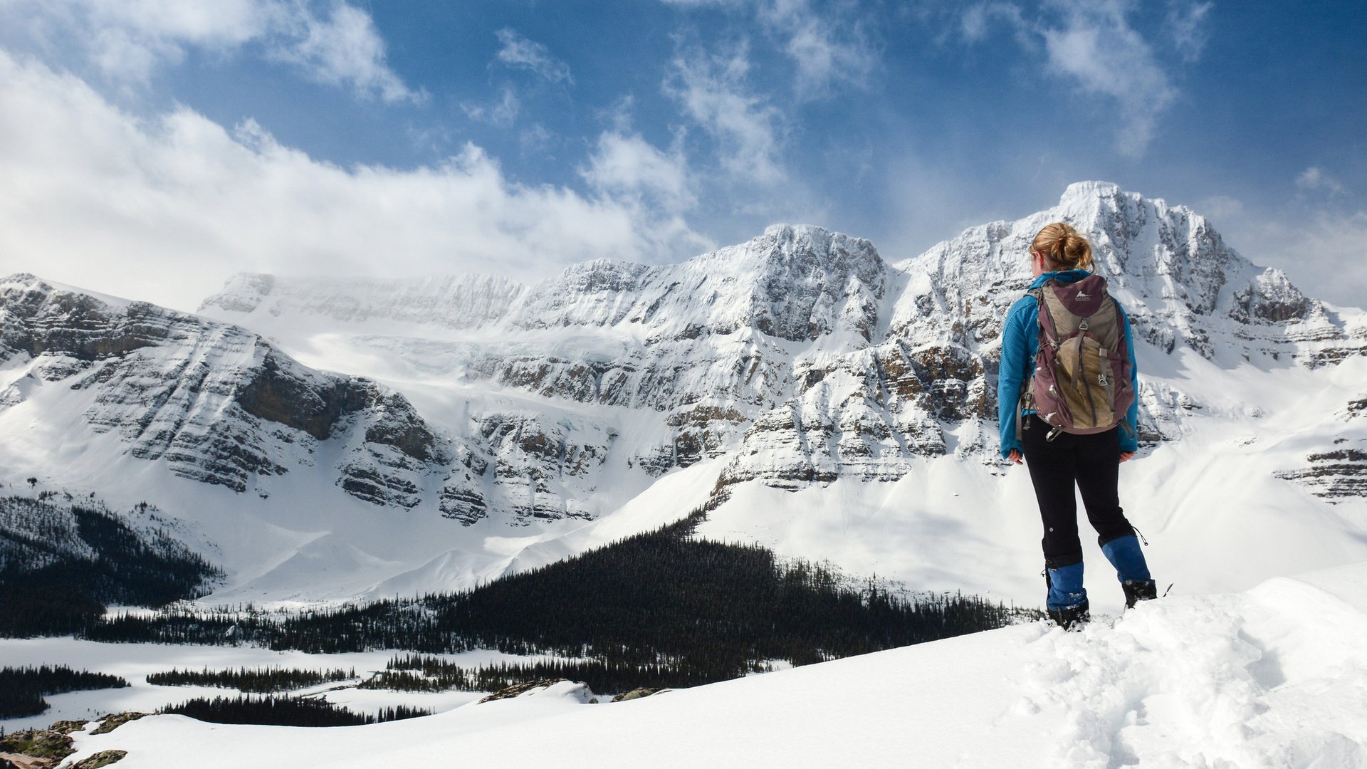 Обои небо, облака, горы, снег, лес, девушка, лыжи, the sky, clouds, mountains, snow, forest, girl, ski разрешение 1920x1200 Загрузить