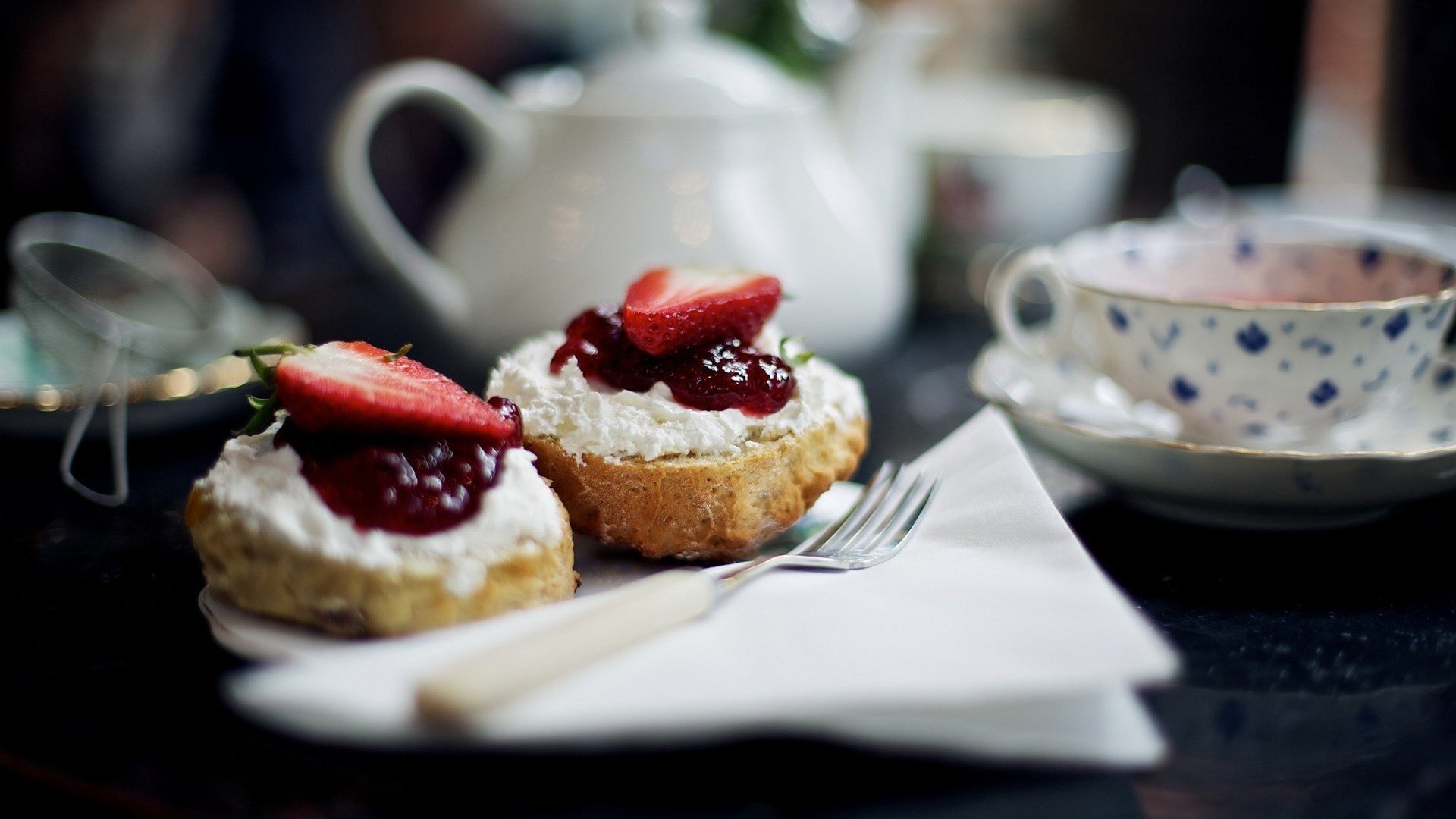 Обои клубника, чай, чайник, чашки, пирожное, булочки, сметана, салфетки, strawberry, tea, kettle, cup, cake, buns, sour cream, swipe разрешение 1920x1200 Загрузить