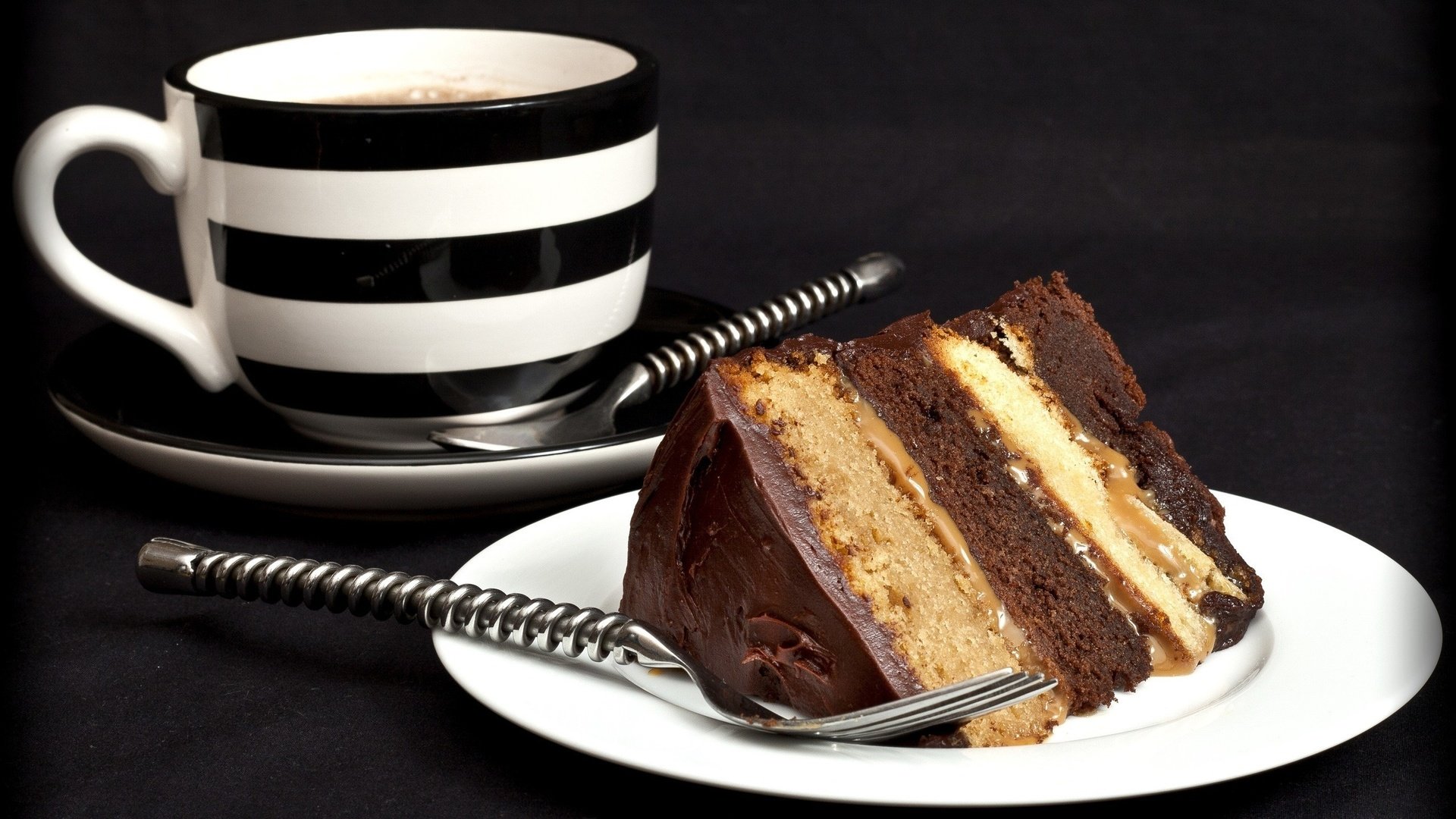 Обои крем для торта, фото, еда, кофе, черный фон, чашка, торт, пирожное, cream cake, photo, food, coffee, black background, cup, cake разрешение 2560x1600 Загрузить