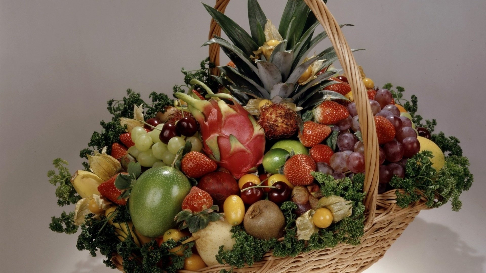 Обои фон, фрукты, корзина, ягоды, натюрморт, ассорти, background, fruit, basket, berries, still life, cuts разрешение 1920x1440 Загрузить