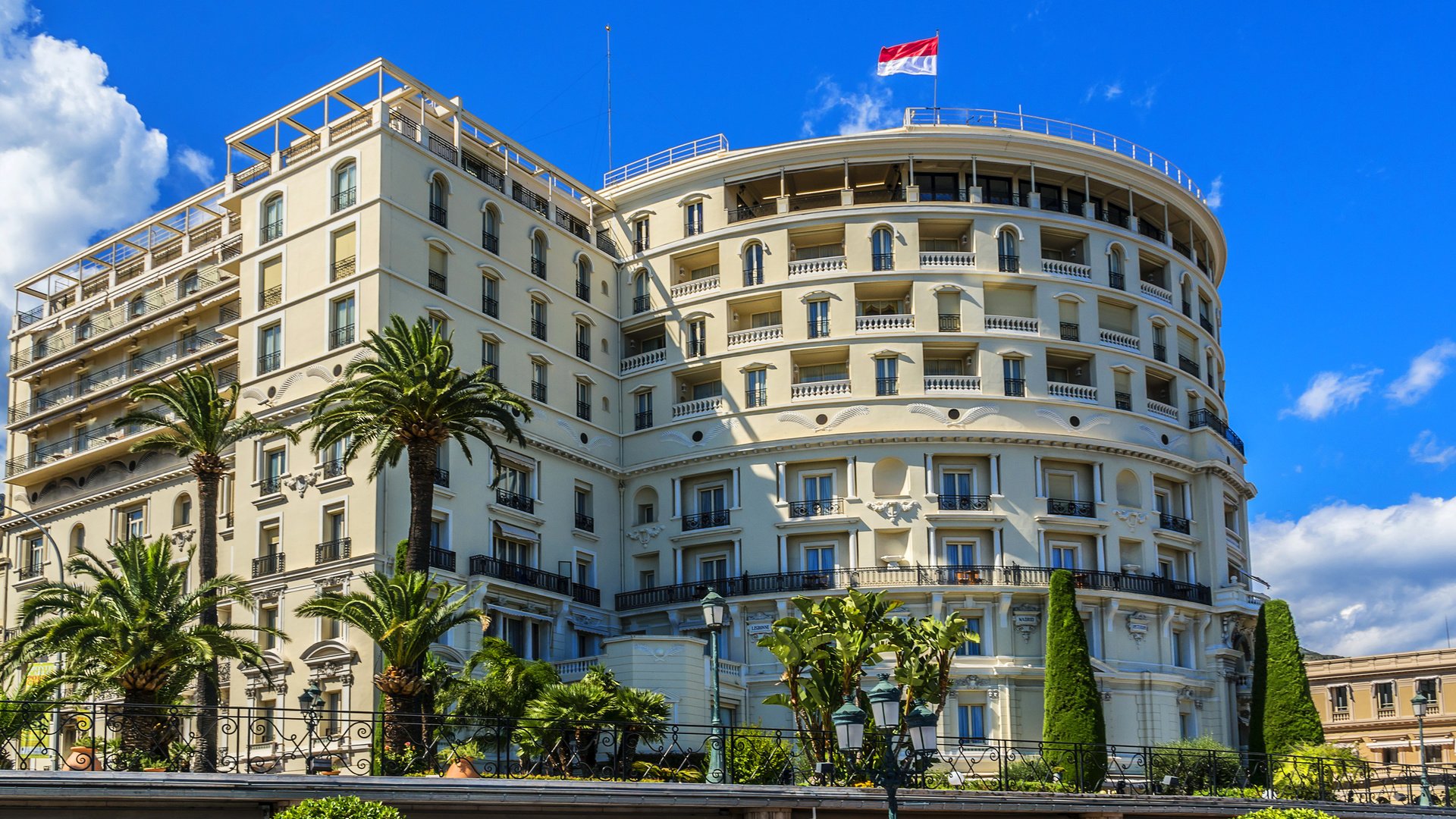 Обои пальмы, дом, флаг, здание, монако, монте-карло, palm trees, house, flag, the building, monaco, monte carlo разрешение 3600x2400 Загрузить