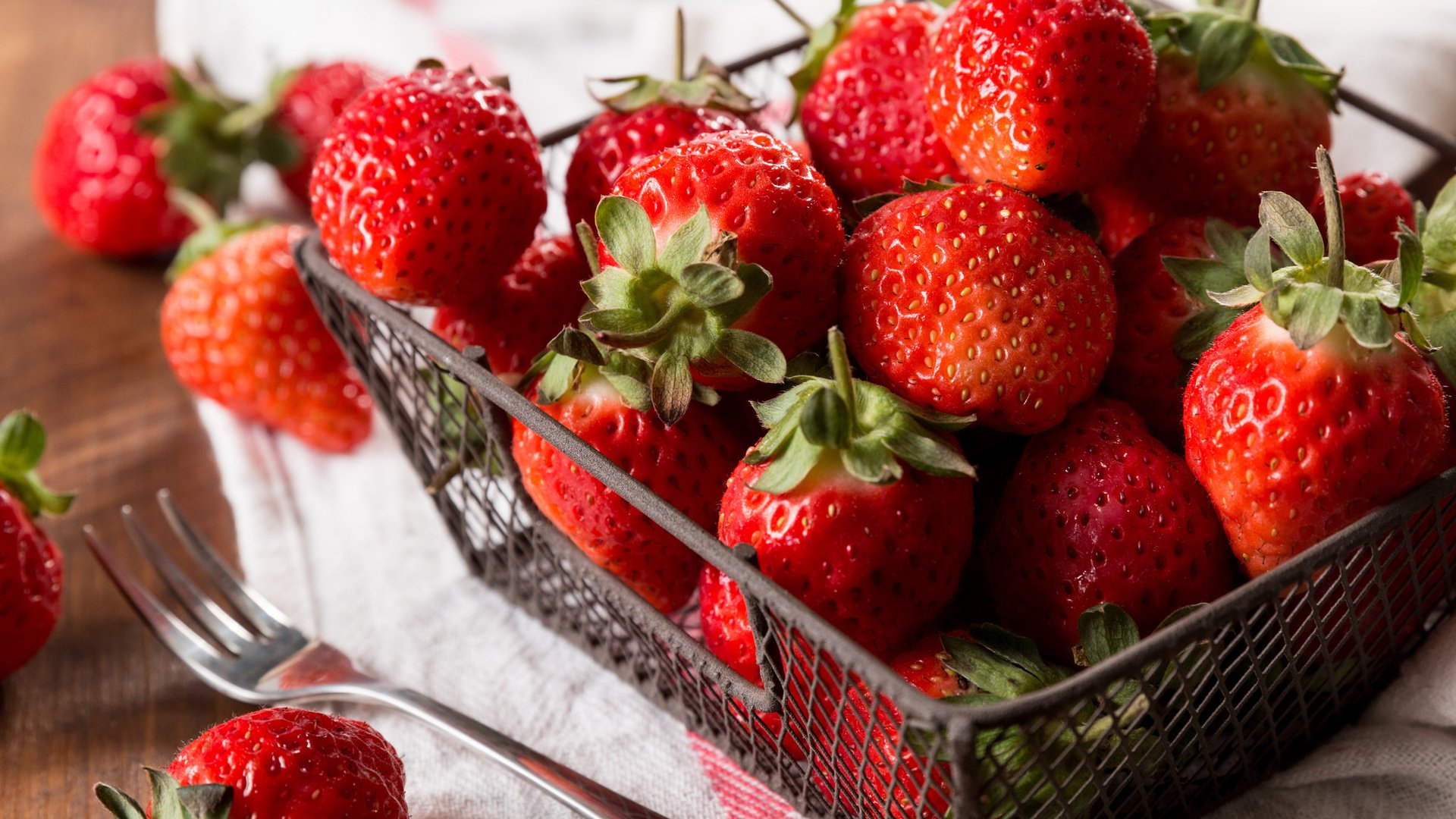 Обои красная, клубника, ягоды, корзинка, red, strawberry, berries, basket разрешение 2048x1365 Загрузить