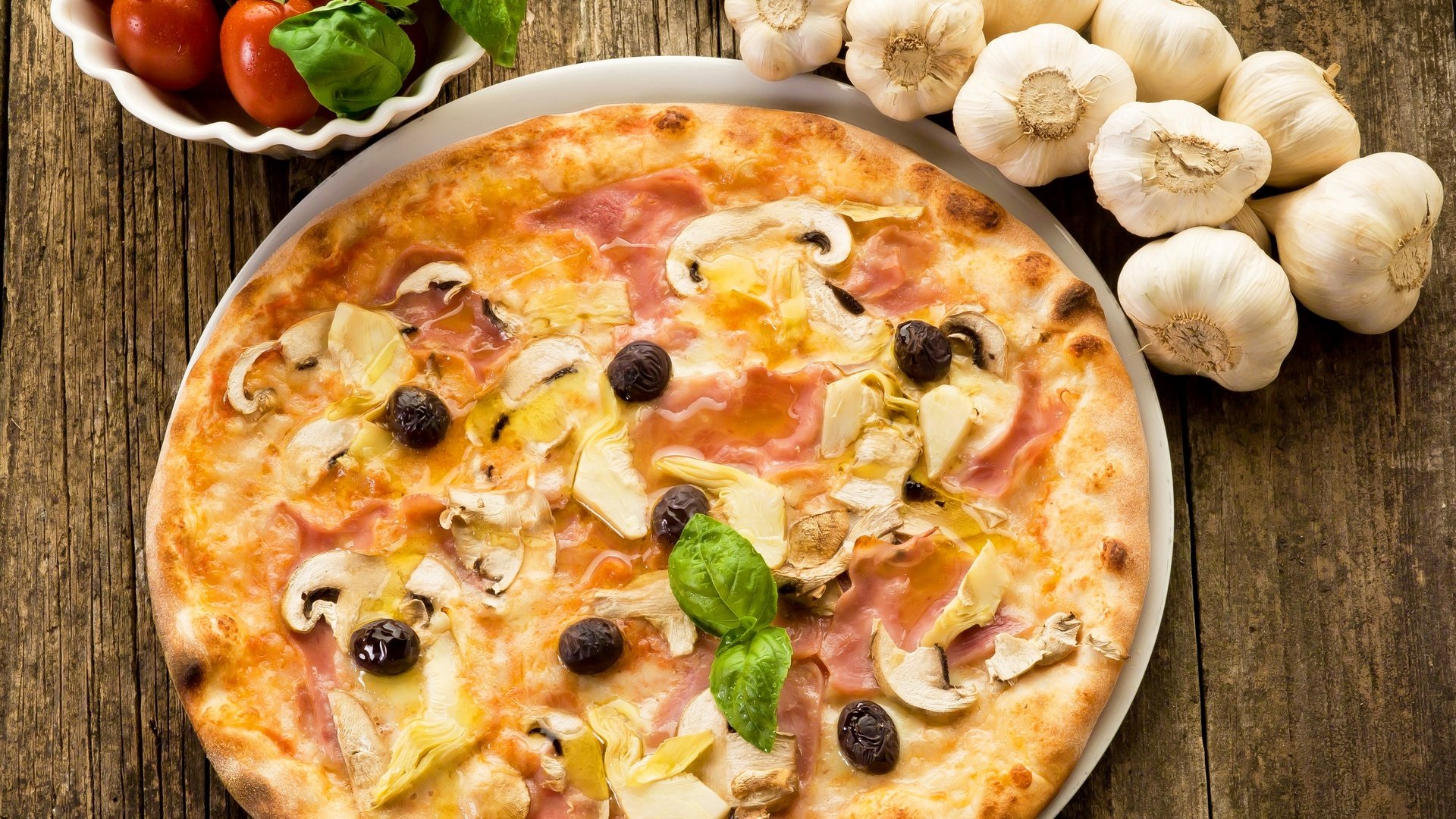 Обои ветчина, грибы, быстрое питание, сыр, боровики, помидоры, помидор, оливки, пицца, маслины, чеснок, брынза, ham, mushrooms, fast food, cheese, tomatoes, tomato, olives, pizza, garlic разрешение 2880x2207 Загрузить