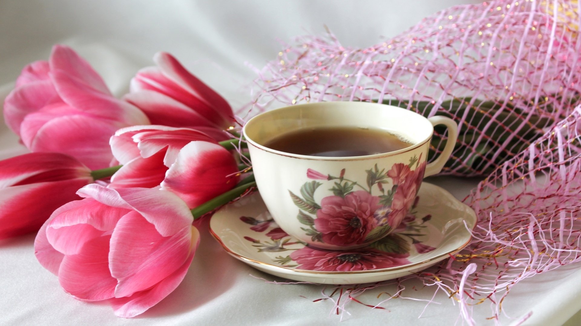 Обои розовый, тюльпаны, чашка, чай, pink, tulips, cup, tea разрешение 2200x1285 Загрузить