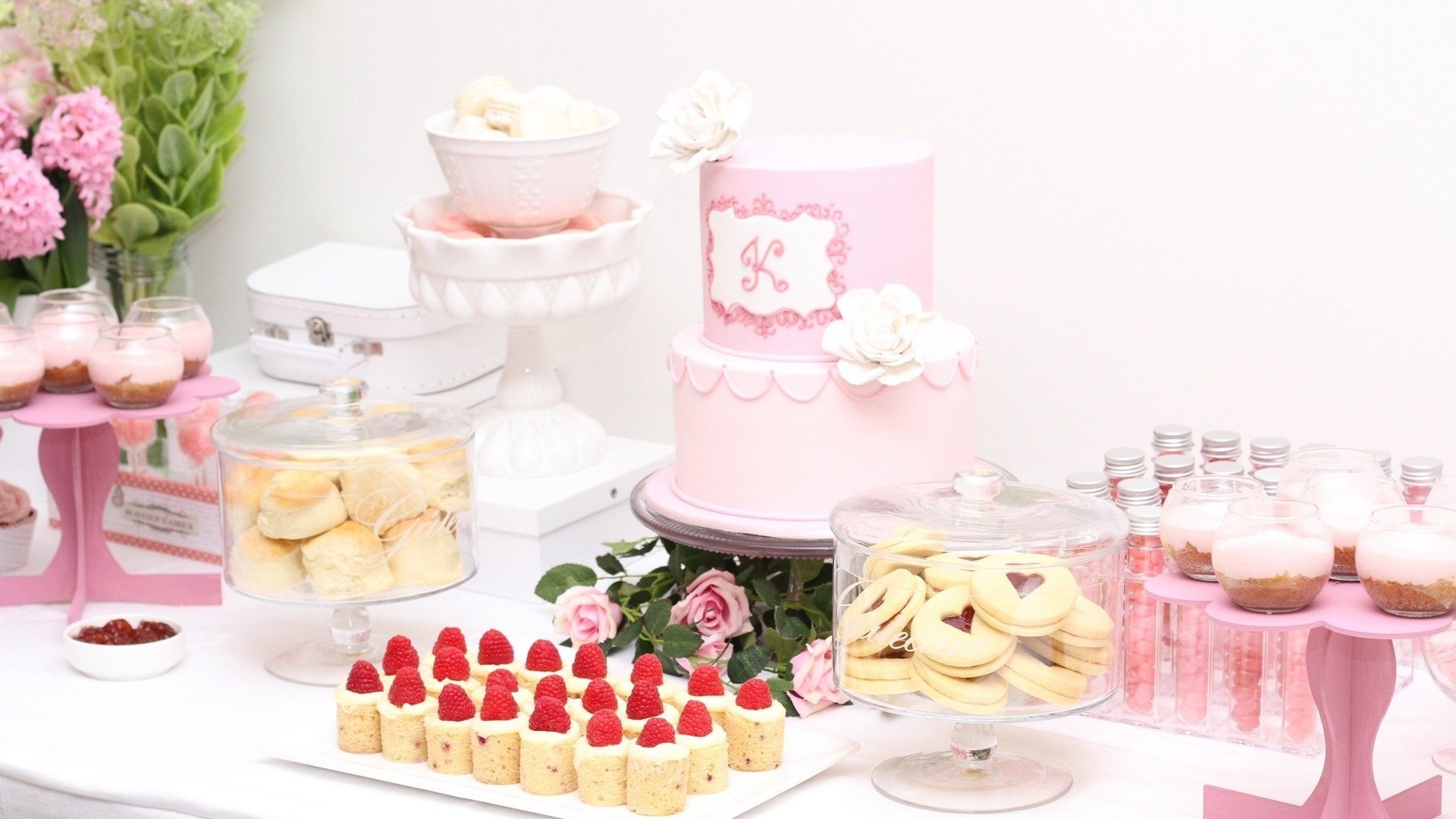 Обои розы, конфеты, розовый, свадьба, торт, десерт, пирожное, кексы, макарун, macaron, roses, candy, pink, wedding, cake, dessert, cupcakes разрешение 2100x1368 Загрузить