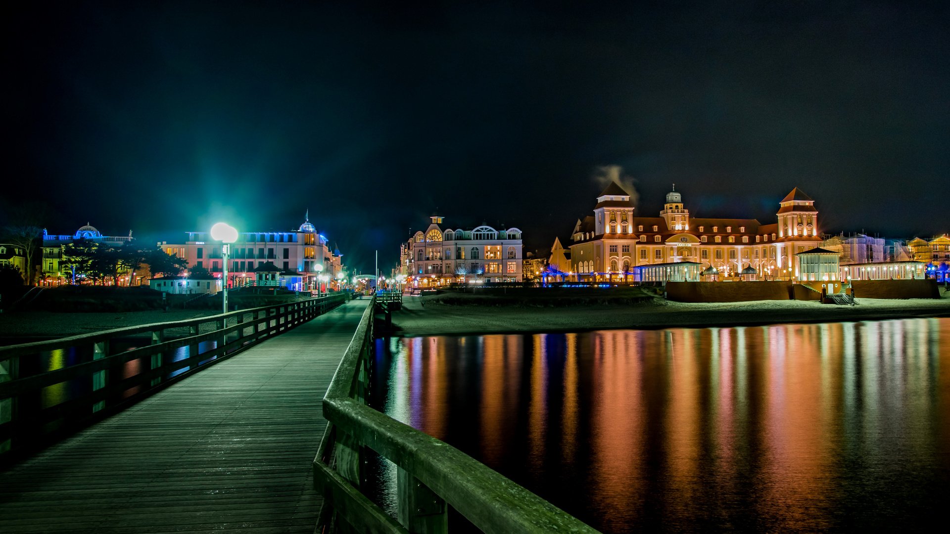 Обои ночь, фонари, огни, река, мост, дома, германия, binz, night, lights, river, bridge, home, germany разрешение 5000x2820 Загрузить