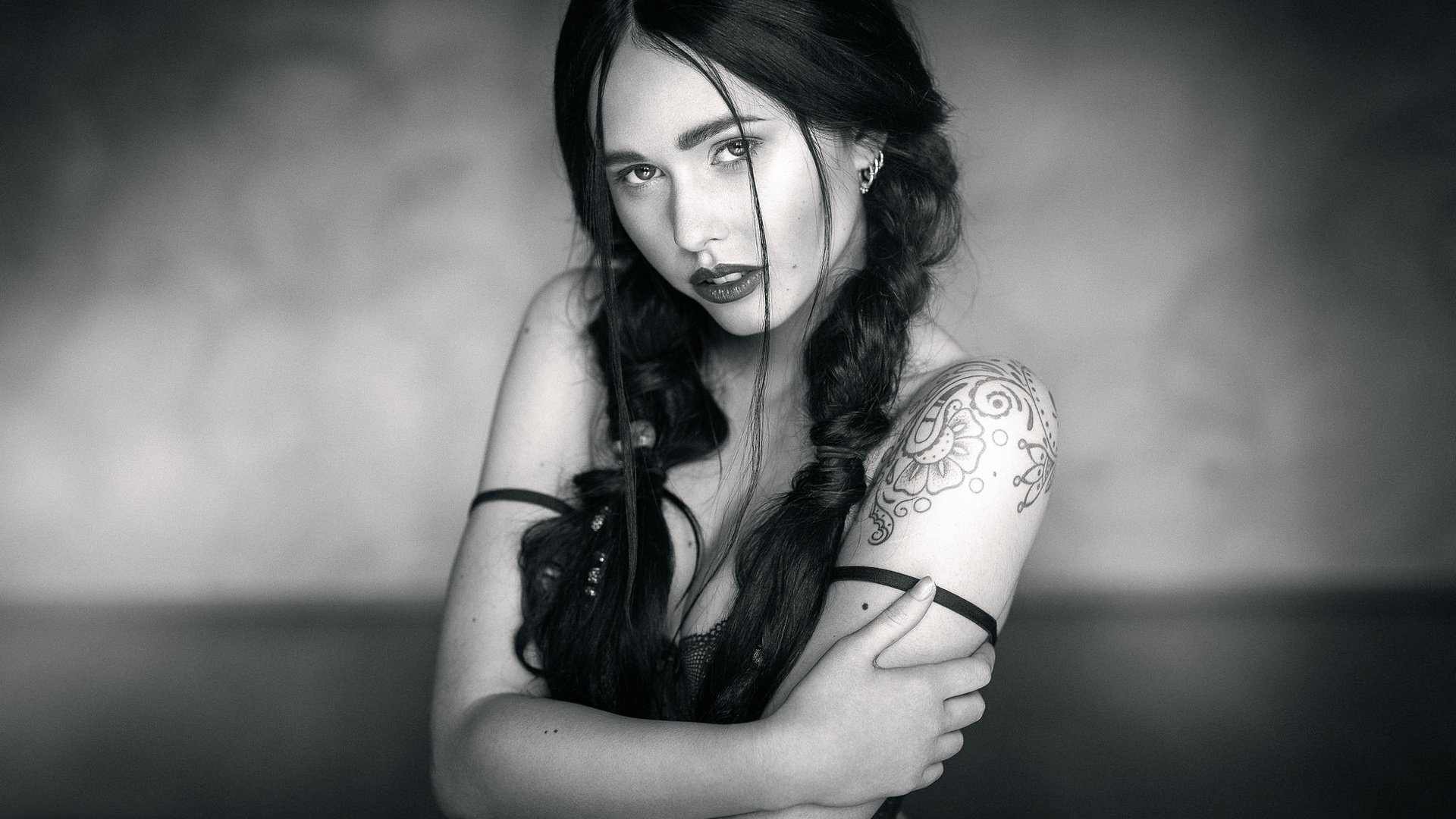 Обои девушка, взгляд, тату, чб, косы, lamacra, girl, look, tattoo, bw, braids разрешение 2000x1333 Загрузить