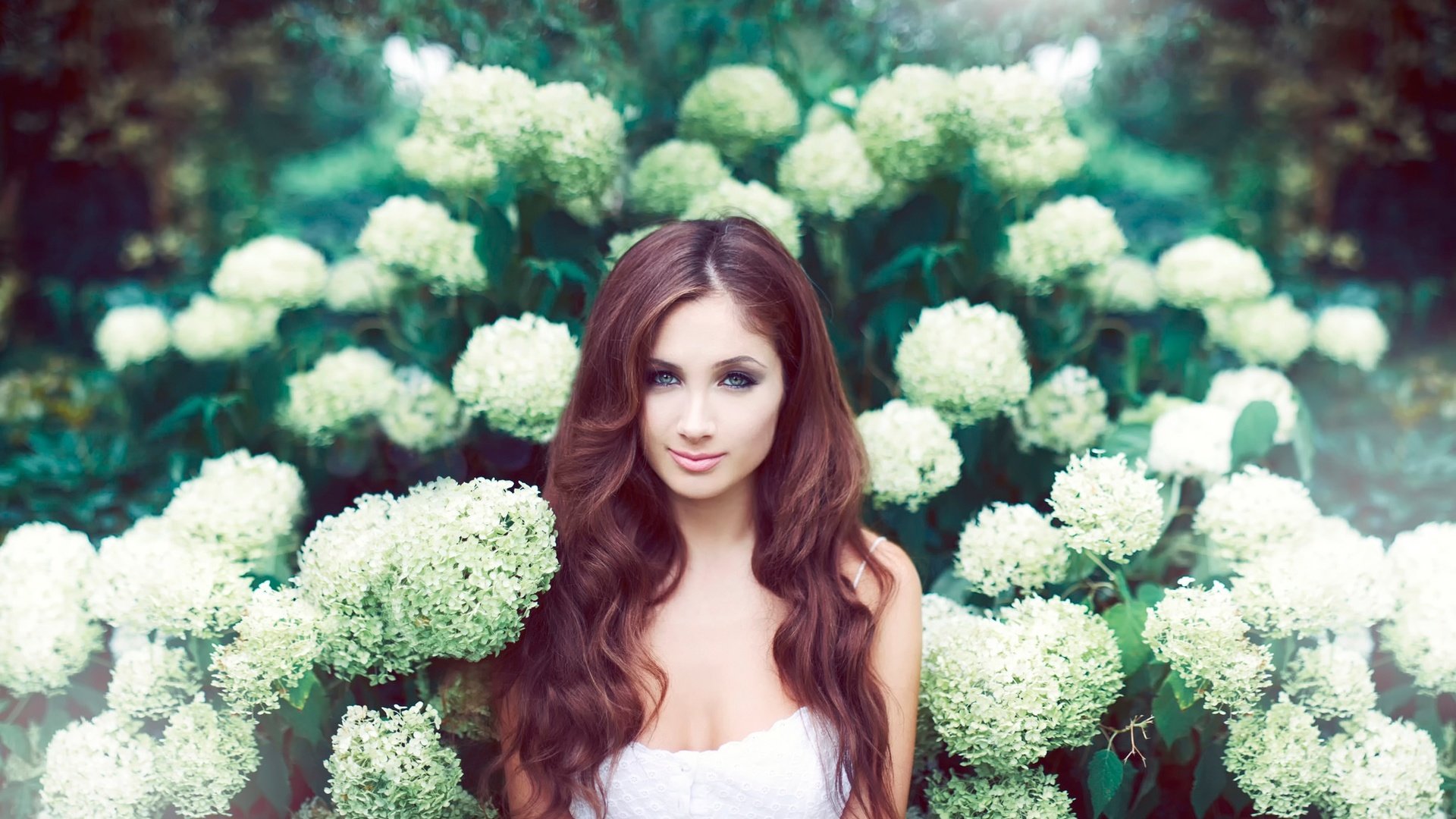 Обои цветы, девушка, фон, портрет, взгляд, волосы, софи, flowers, girl, background, portrait, look, hair, sophie разрешение 2048x1431 Загрузить