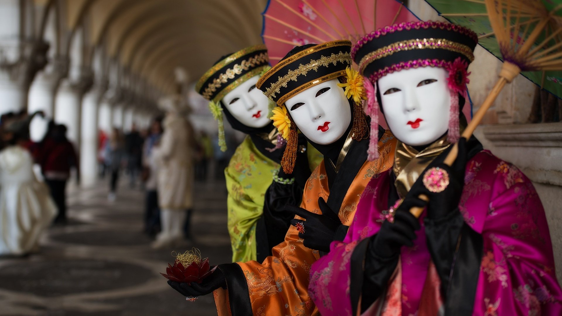 Обои маска, люди, венеция, италия, зонт, костюм, карнавал, mask, people, venice, italy, umbrella, costume, carnival разрешение 1920x1277 Загрузить