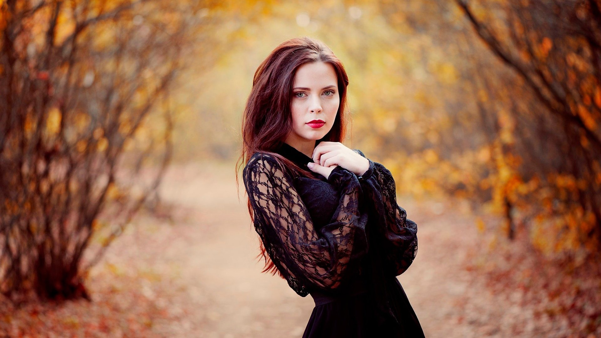 Обои девушка, платье, взгляд, осень, волосы, макияж, girl, dress, look, autumn, hair, makeup разрешение 2048x1362 Загрузить