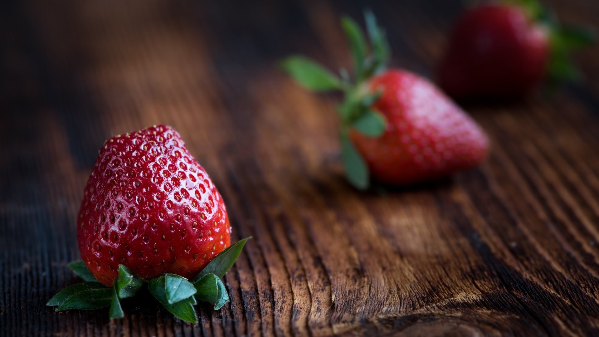 Обои макро, клубника, стол, ягоды, вкусно, macro, strawberry, table, berries, delicious разрешение 2880x1800 Загрузить