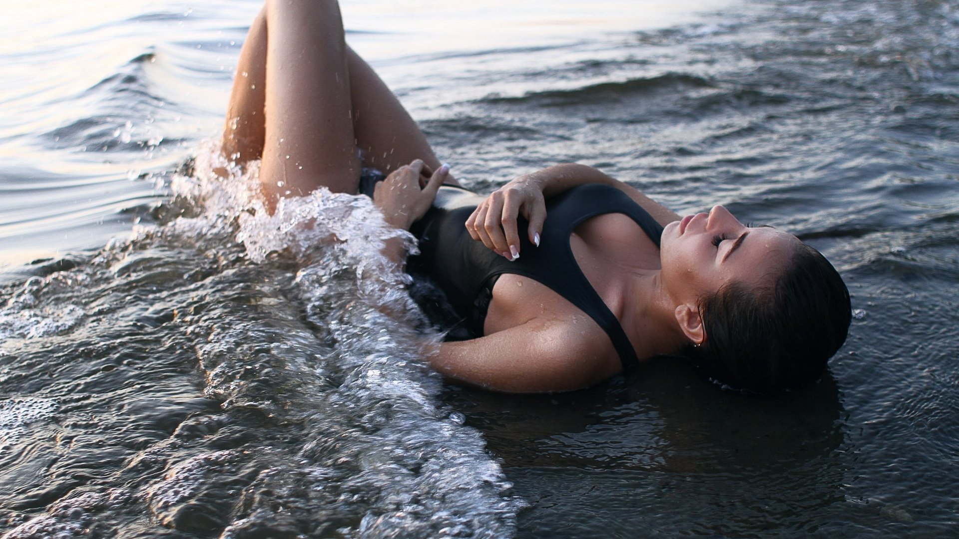 Девка голой нежится на мокром песке 15 фото эротики