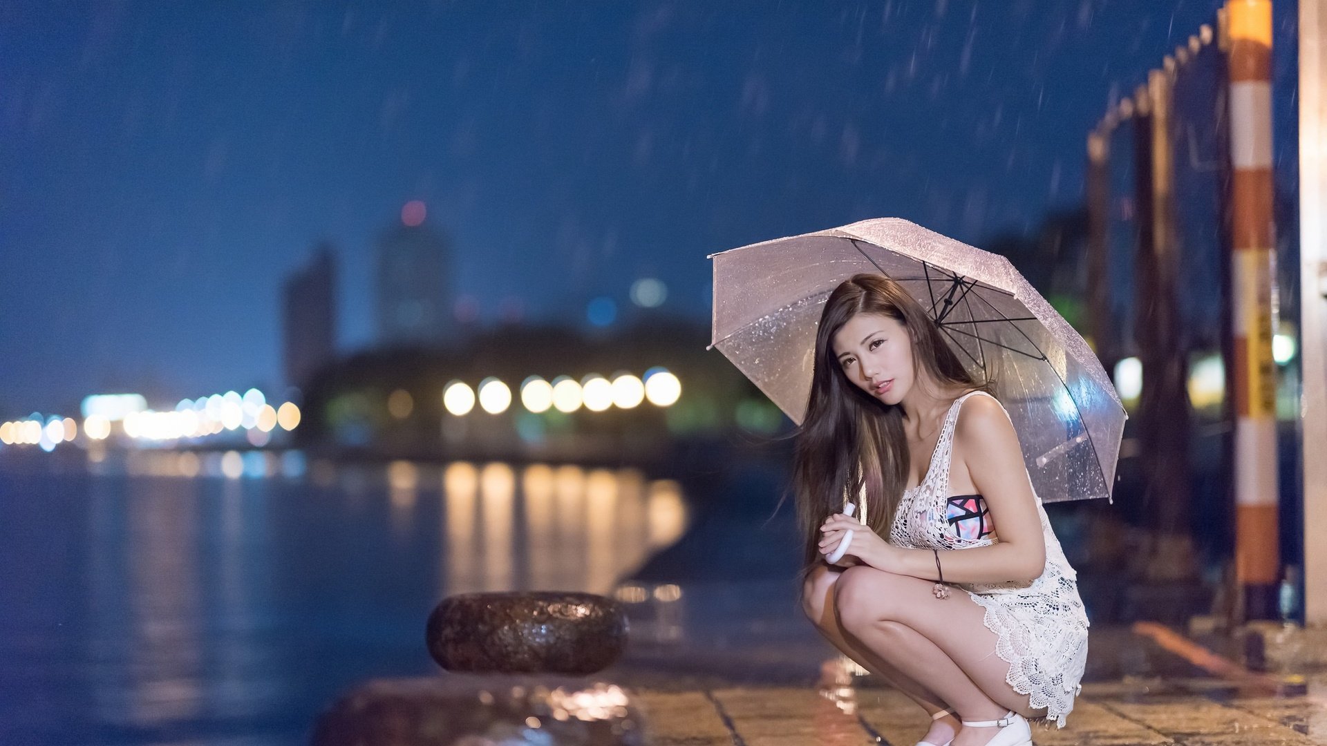 Обои девушка, город, взгляд, набережная, дождь, волосы, зонт, лицо, girl, the city, look, promenade, rain, hair, umbrella, face разрешение 2048x1290 Загрузить