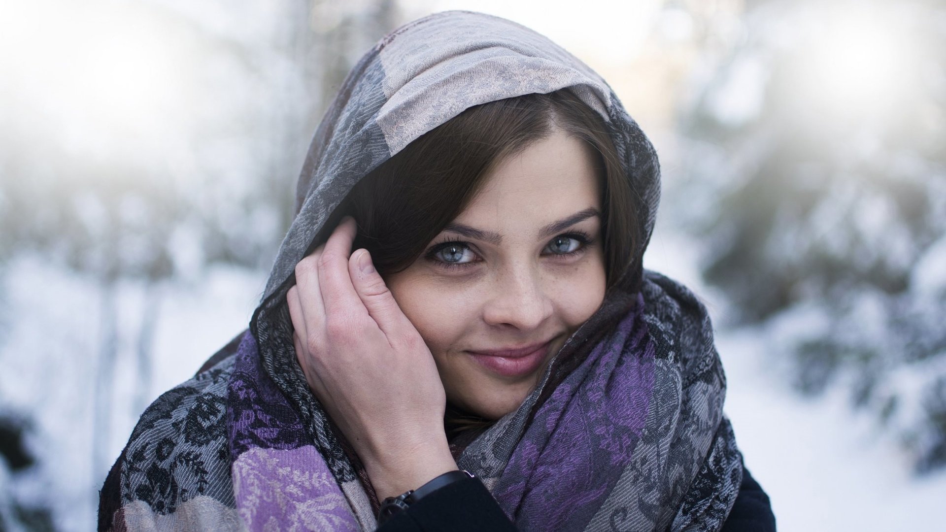 Обои снег, зима, девушка, улыбка, брюнетка, платок, snow, winter, girl, smile, brunette, shawl разрешение 2048x1365 Загрузить