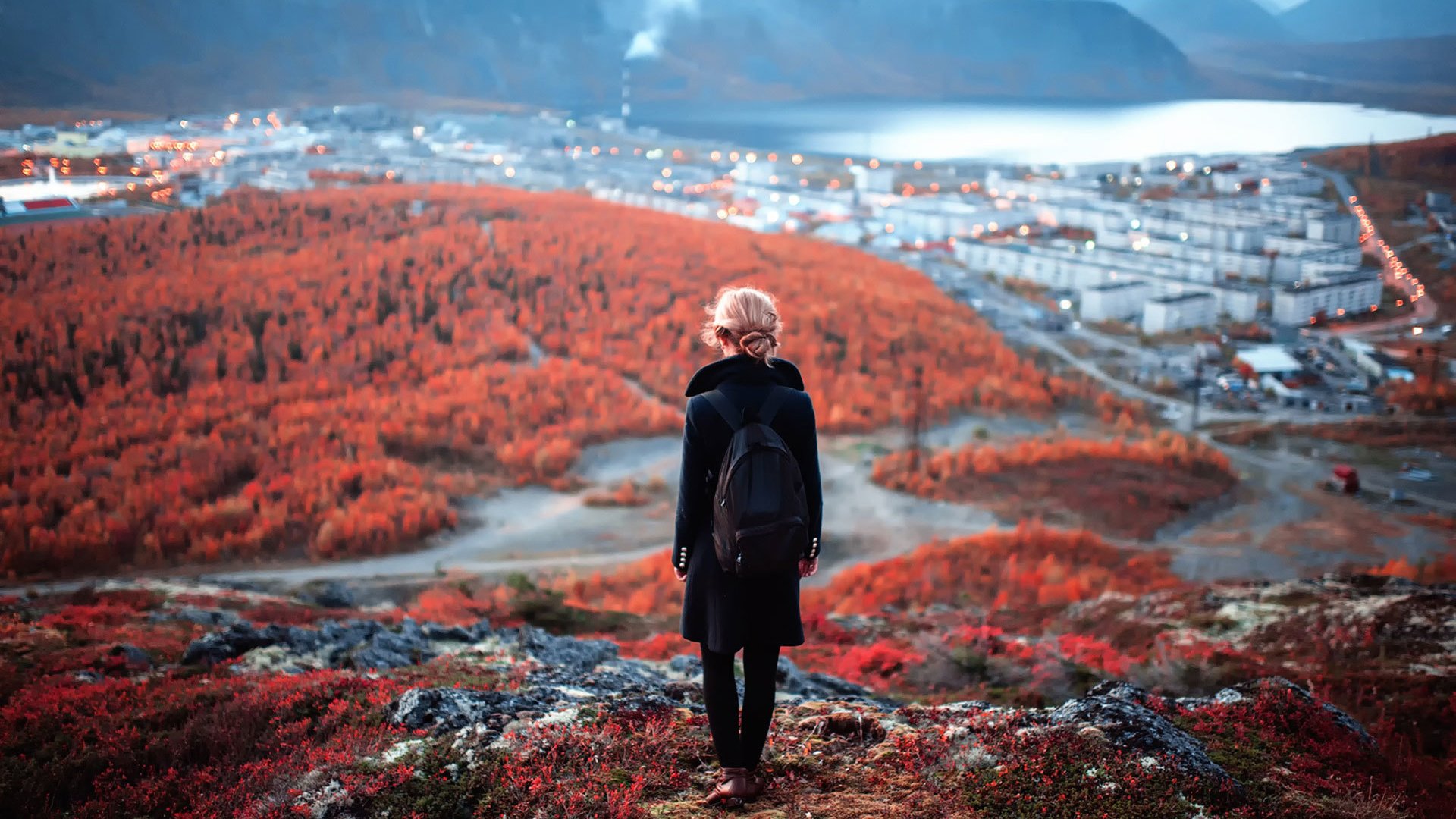 Обои горы, девушка, вид, город, осень, рюкзак, пальто, хибины, mountains, girl, view, the city, autumn, backpack, coat, khibiny разрешение 1920x1278 Загрузить