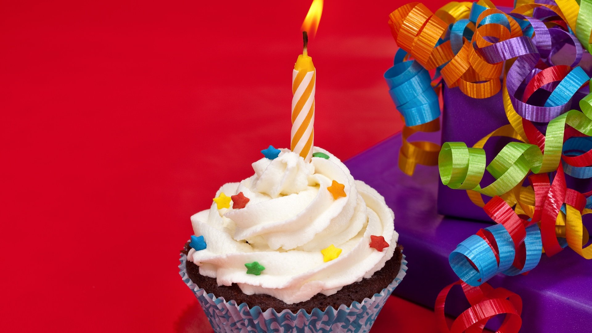 Обои свеча, день рождения, красный фон, бантик, пирожное, кекс, серпантин, крем, candle, birthday, red background, bow, cake, cupcake, serpentine, cream разрешение 5207x3744 Загрузить