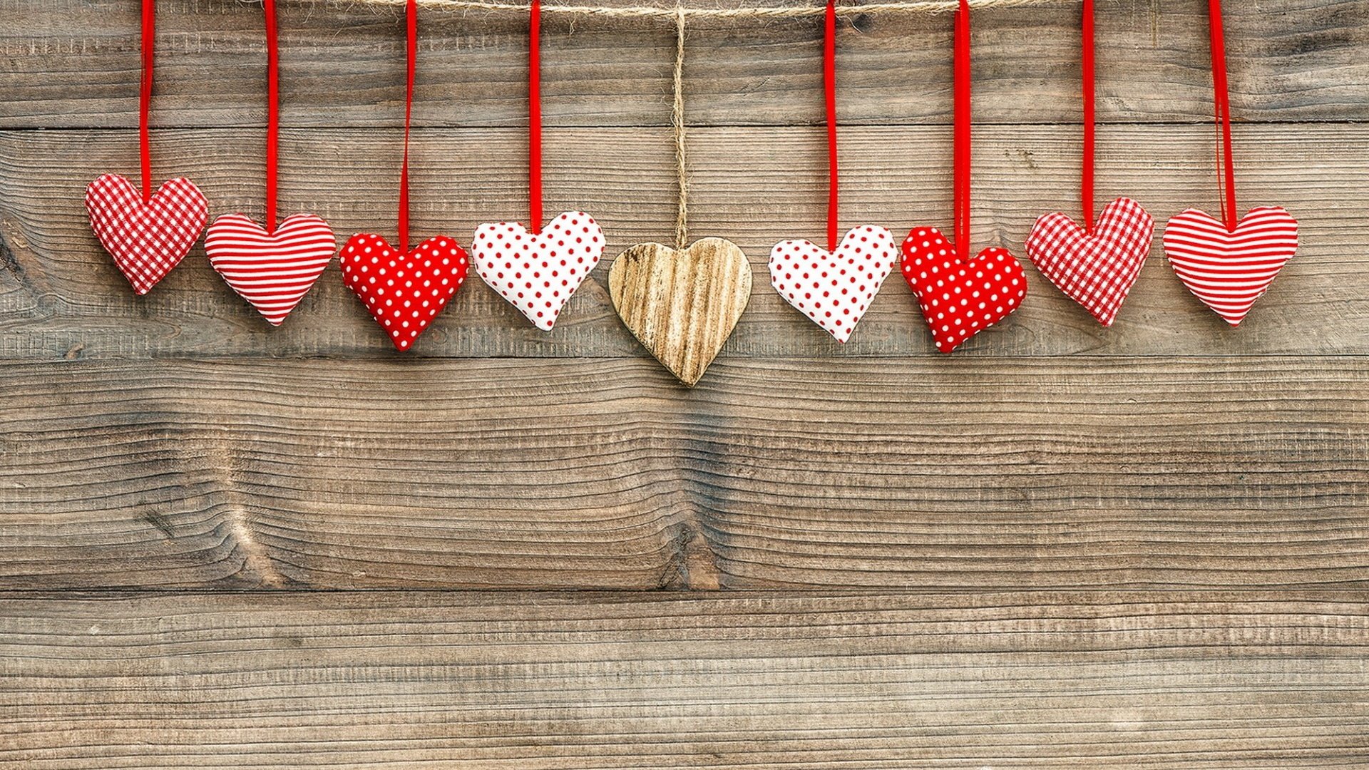 Обои сердца, веревка, сердечки, нитки, деревянная поверхность, heart, rope, hearts, thread, wooden surface разрешение 1920x1200 Загрузить