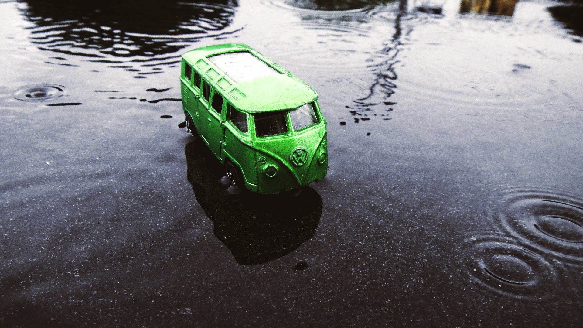 Обои вода, игрушка, фургон, фольксваген, моделька, water, toy, van, volkswagen, model разрешение 4224x2772 Загрузить