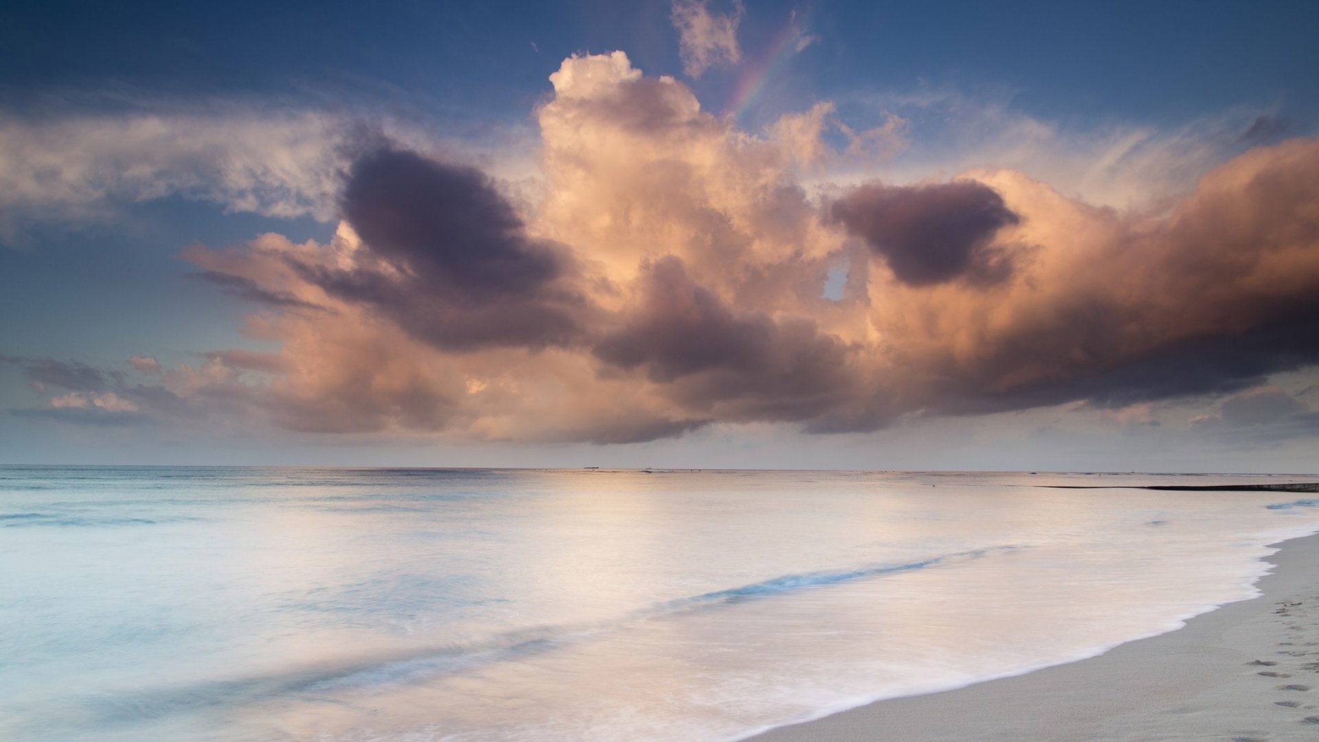 Обои небо, облака, берег, море, песок, пляж, следы, the sky, clouds, shore, sea, sand, beach, traces разрешение 2300x1533 Загрузить