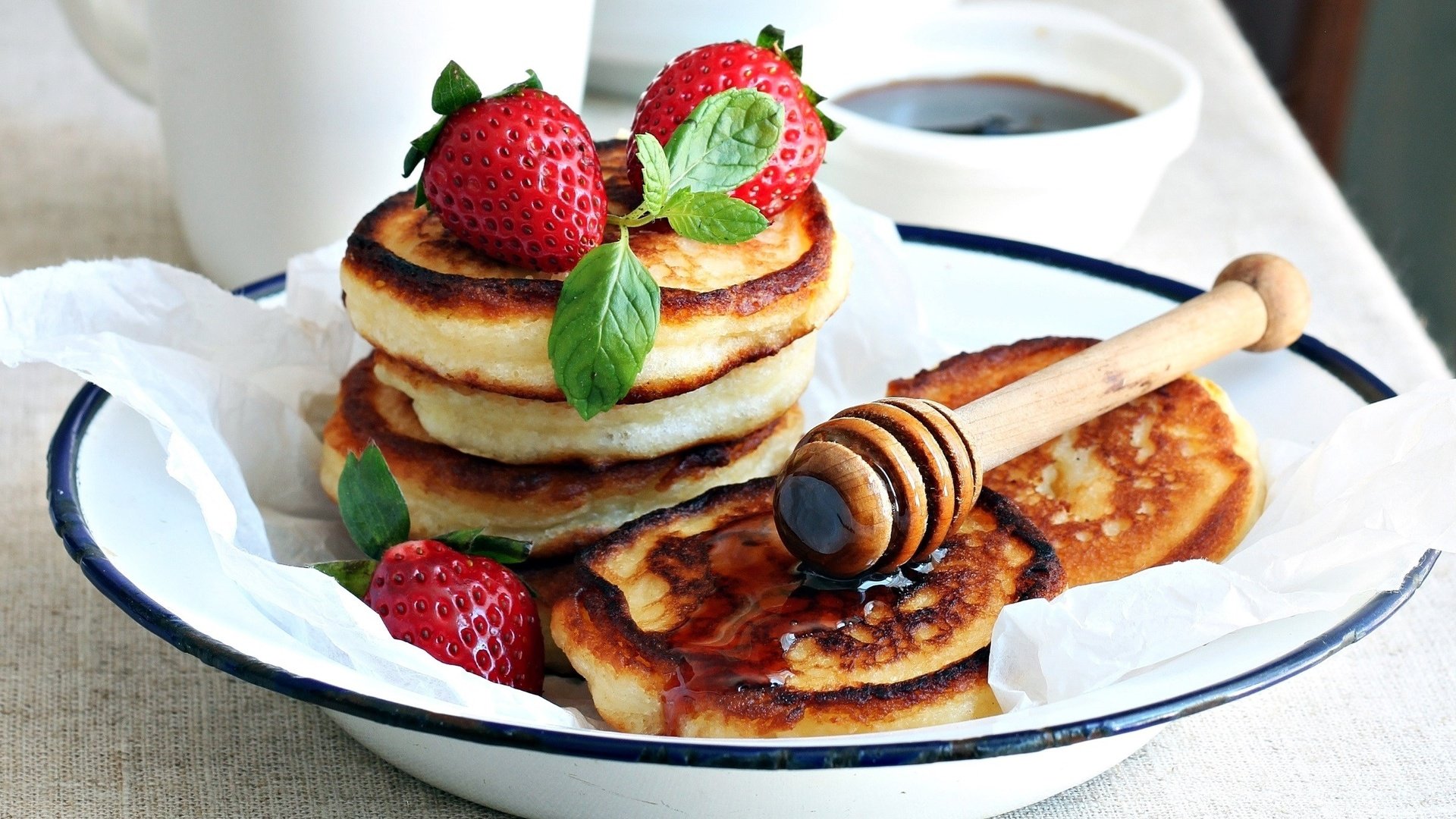 Обои клубника, кофе, мед, оладьи, блинчики.мед, strawberry, coffee, honey, pancakes, pancakes.honey разрешение 2400x1543 Загрузить