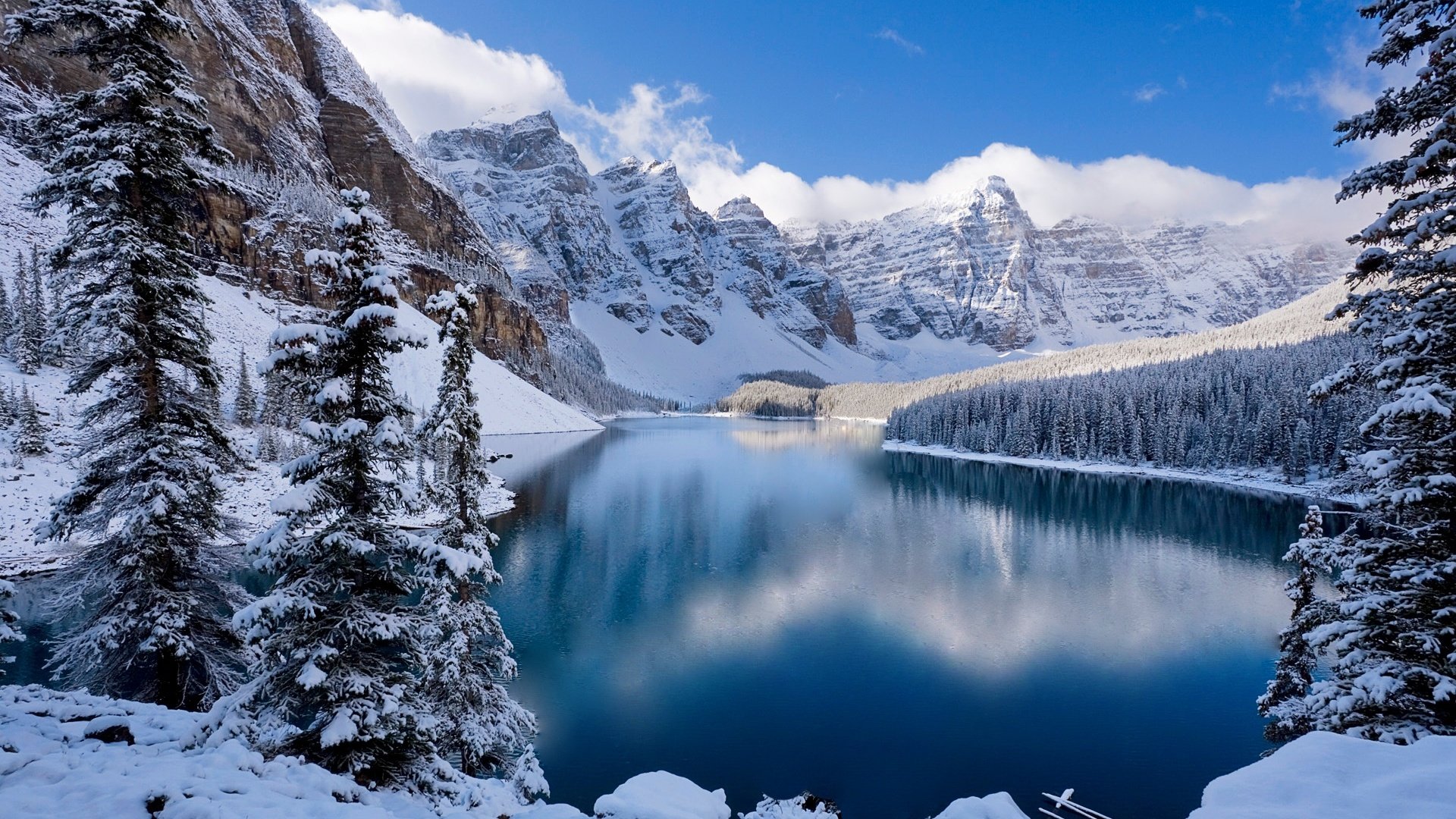 Обои небо, зима, облака, озеро, горы, скалы, снег, природа, лес, the sky, winter, clouds, lake, mountains, rocks, snow, nature, forest разрешение 1920x1200 Загрузить