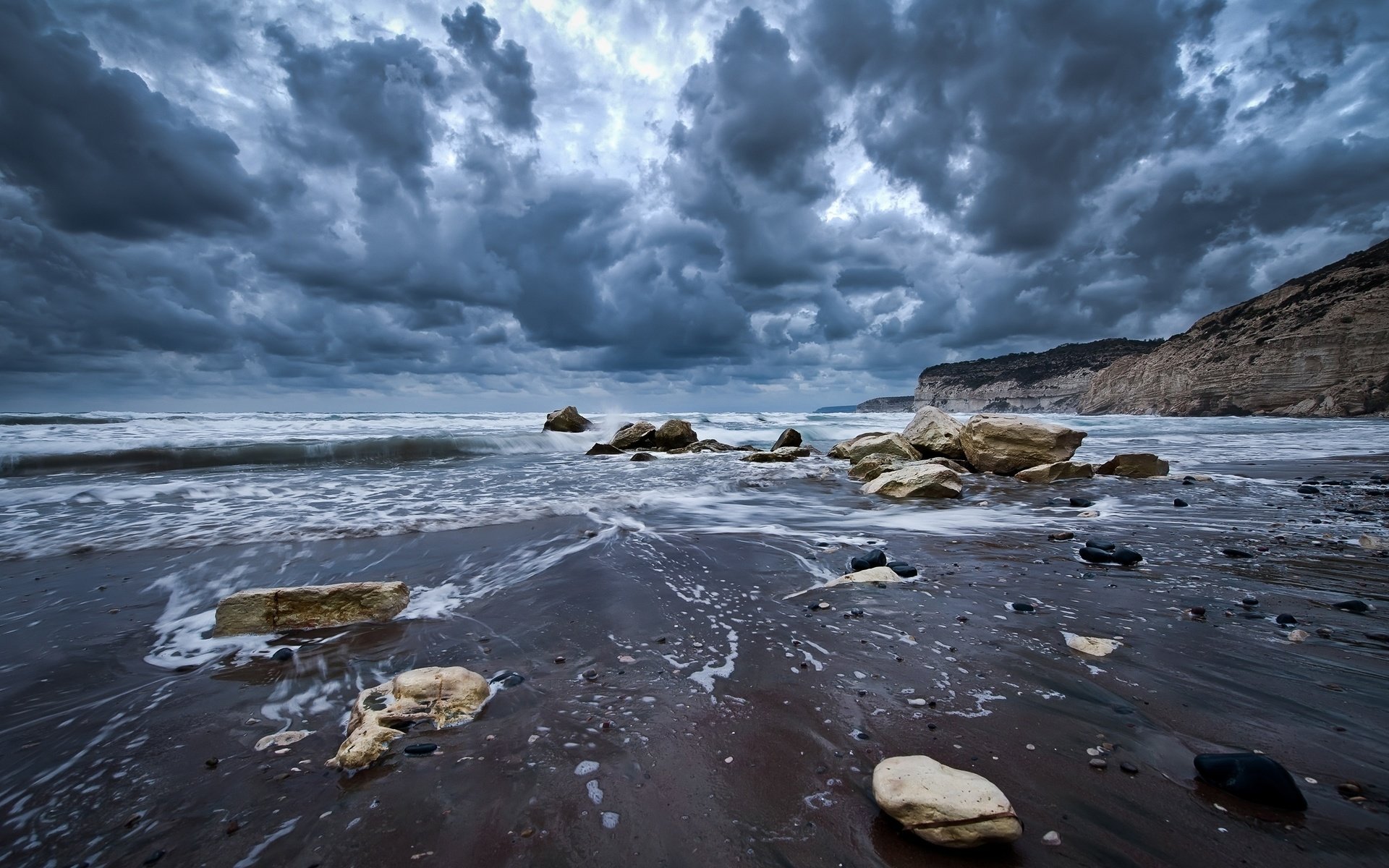 Обои небо, тучи, океан, облака, вода, скалы, природа, камни, берег, волны, the sky, the ocean, clouds, water, rocks, nature, stones, shore, wave разрешение 2560x1600 Загрузить