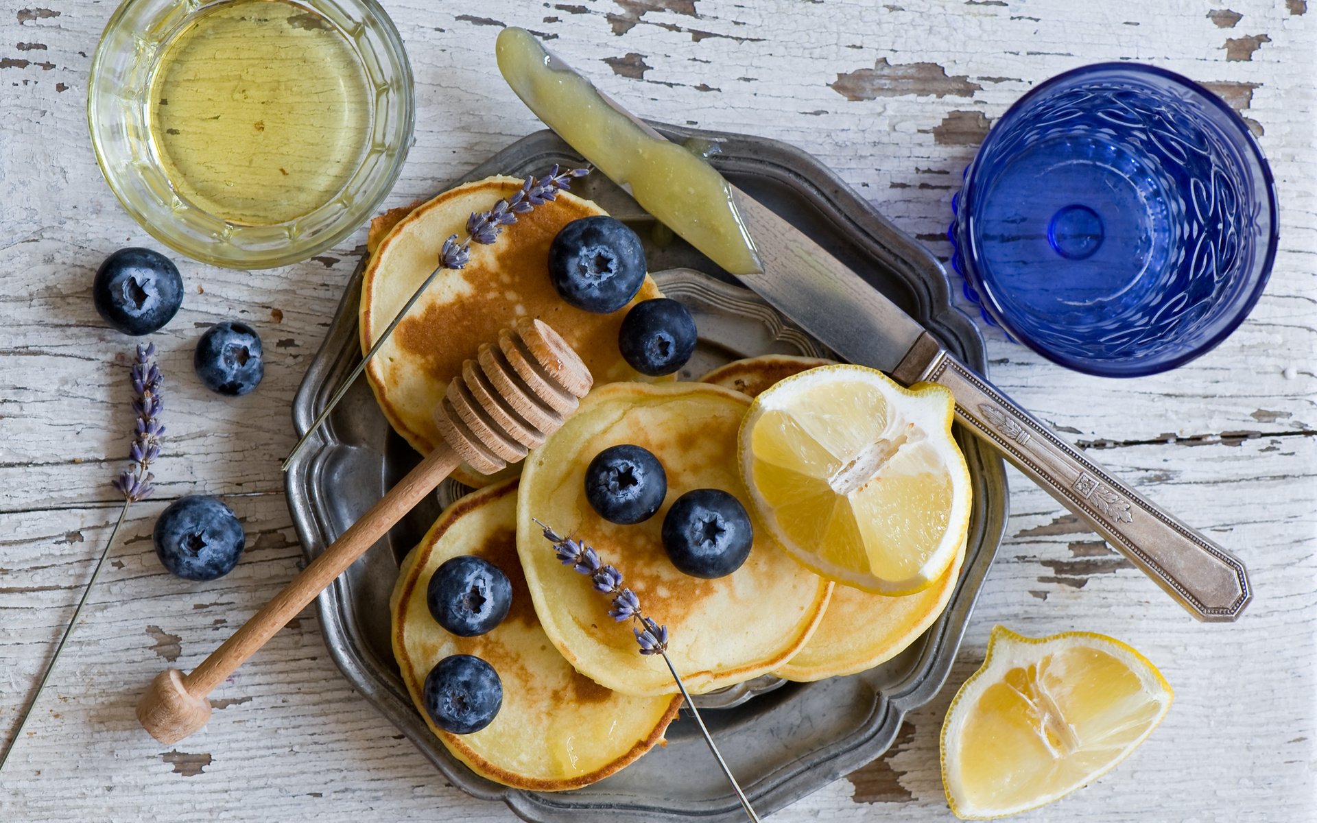 Обои лаванда, лимон, ягоды, черника, стаканы, нож, оладьи, anna verdina, lavender, lemon, berries, blueberries, glasses, knife, pancakes разрешение 2000x1390 Загрузить