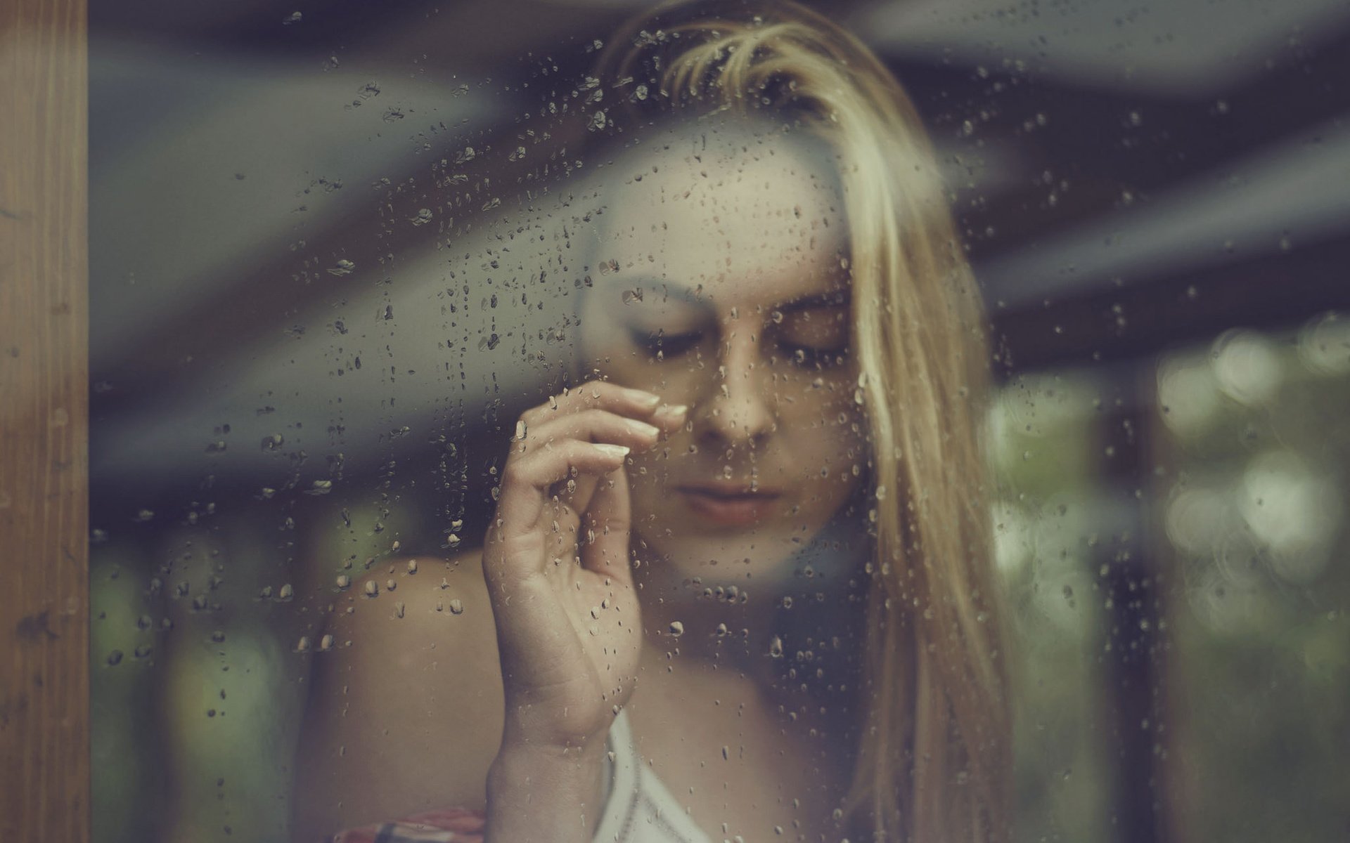 Обои девушка, блондинка, капли, окно, стекло, girl, blonde, drops, window, glass разрешение 2048x1356 Загрузить