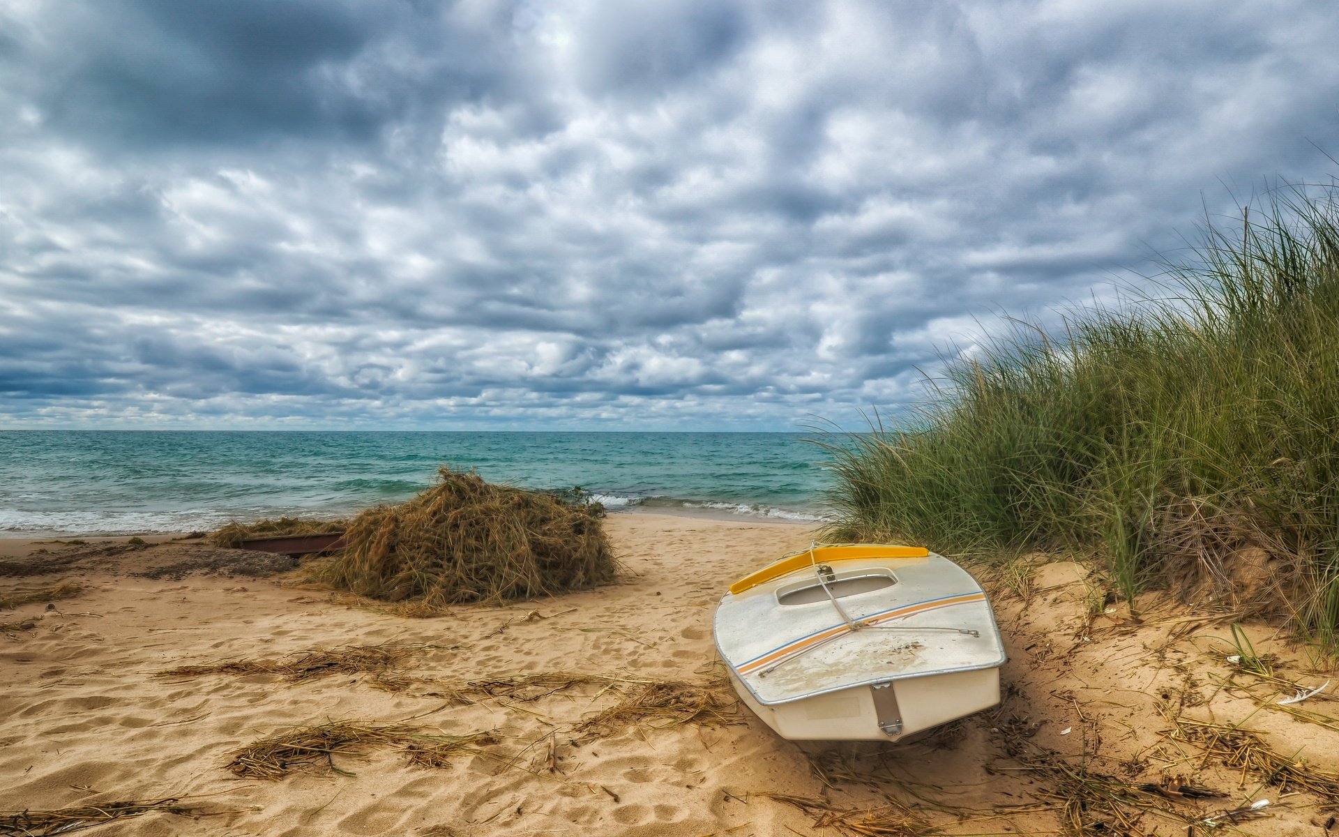 Обои небо, облака, море, песок, пляж, лодка, океан, катер, океана, ocean, the sky, clouds, sea, sand, beach, boat, the ocean разрешение 2880x1905 Загрузить