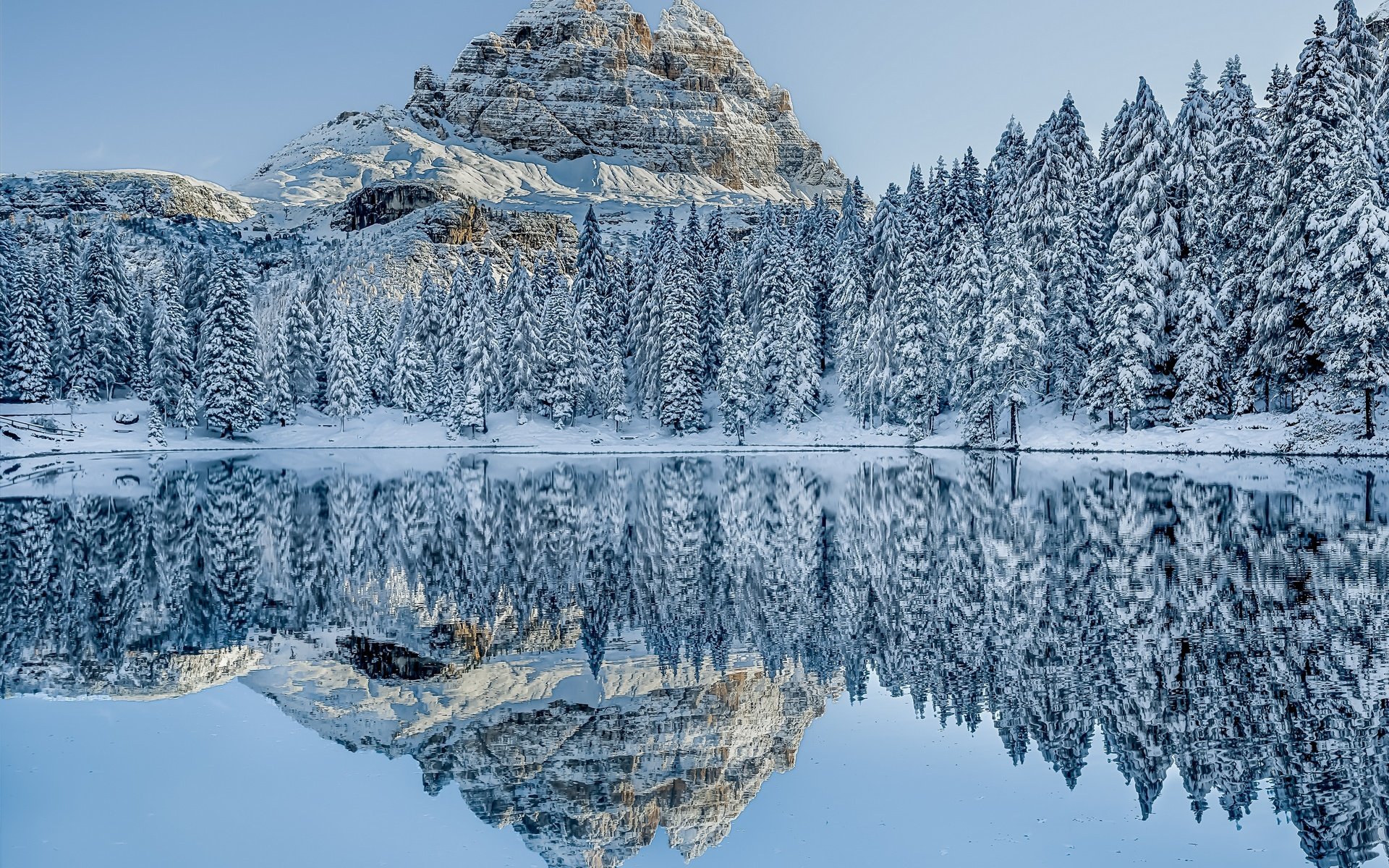 Обои деревья, dolomites, озеро, горы, снег, зима, отражение, пейзаж, италия, trees, lake, mountains, snow, winter, reflection, landscape, italy разрешение 2880x2160 Загрузить