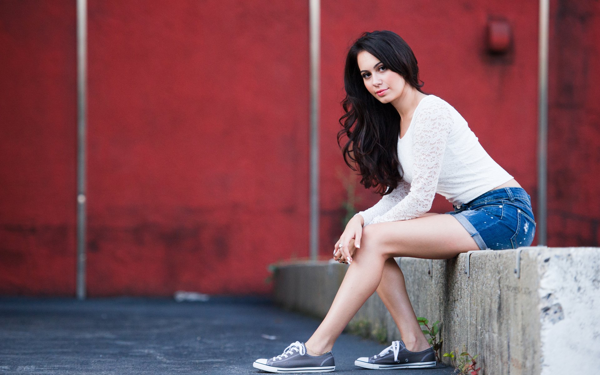 Обои девушка, поза, брюнетка, кеды, сидит, локоны, шорты, girl, pose, brunette, sneakers, sitting, curls, shorts разрешение 4162x2774 Загрузить