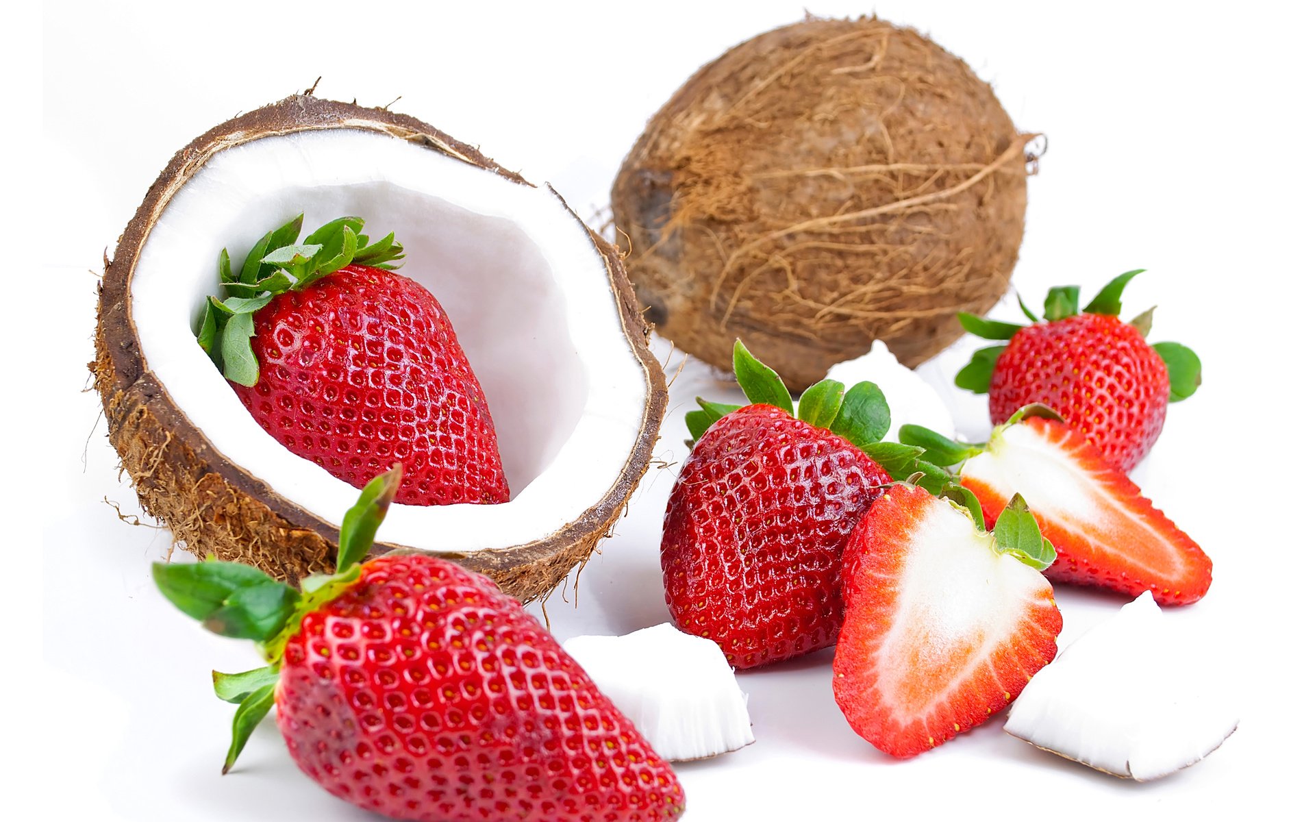 Обои клубника, ягоды, белый фон, плоды, кокосы, strawberry, berries, white background, fruit, coconuts разрешение 4200x3000 Загрузить
