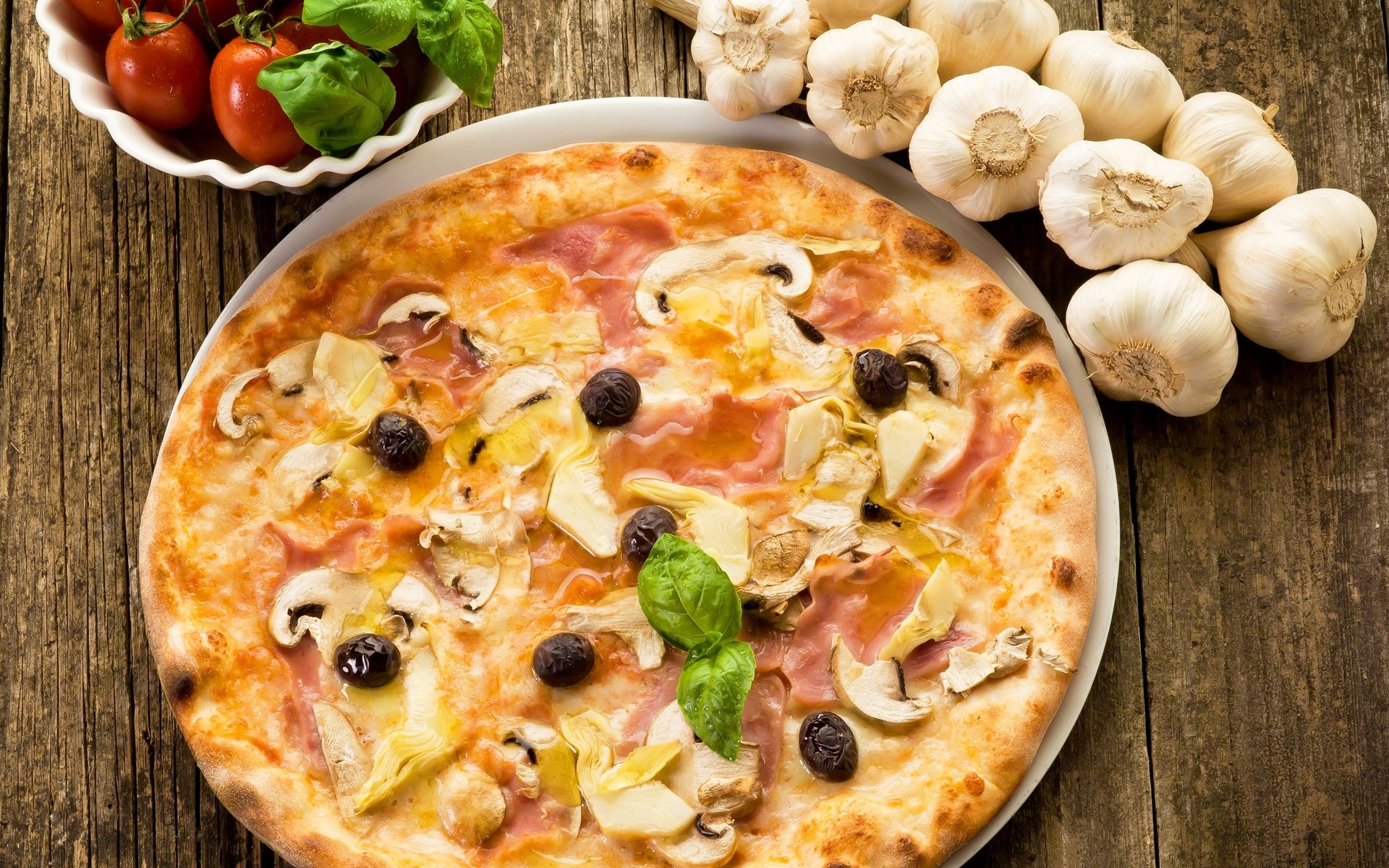 Обои ветчина, грибы, быстрое питание, сыр, боровики, помидоры, помидор, оливки, пицца, маслины, чеснок, брынза, ham, mushrooms, fast food, cheese, tomatoes, tomato, olives, pizza, garlic разрешение 2880x2207 Загрузить