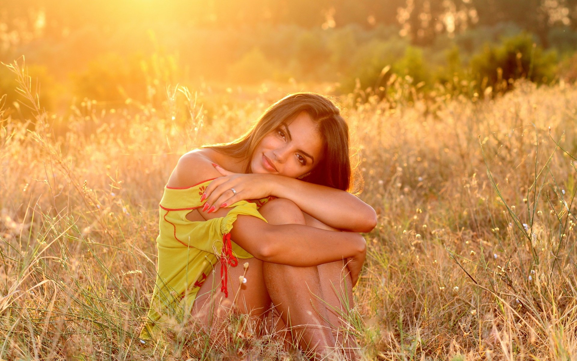 Обои трава, девушка, улыбка, взгляд, луг, волосы, grass, girl, smile, look, meadow, hair разрешение 4000x2667 Загрузить