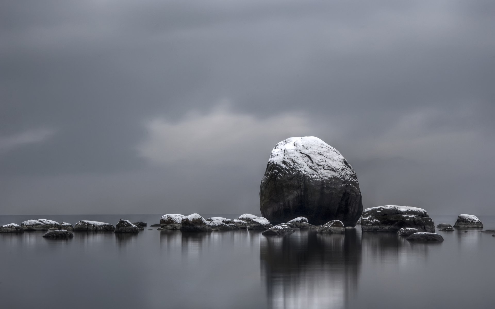 Обои камни, отражение, фон, море, чёрно-белое, stones, reflection, background, sea, black and white разрешение 2560x1600 Загрузить