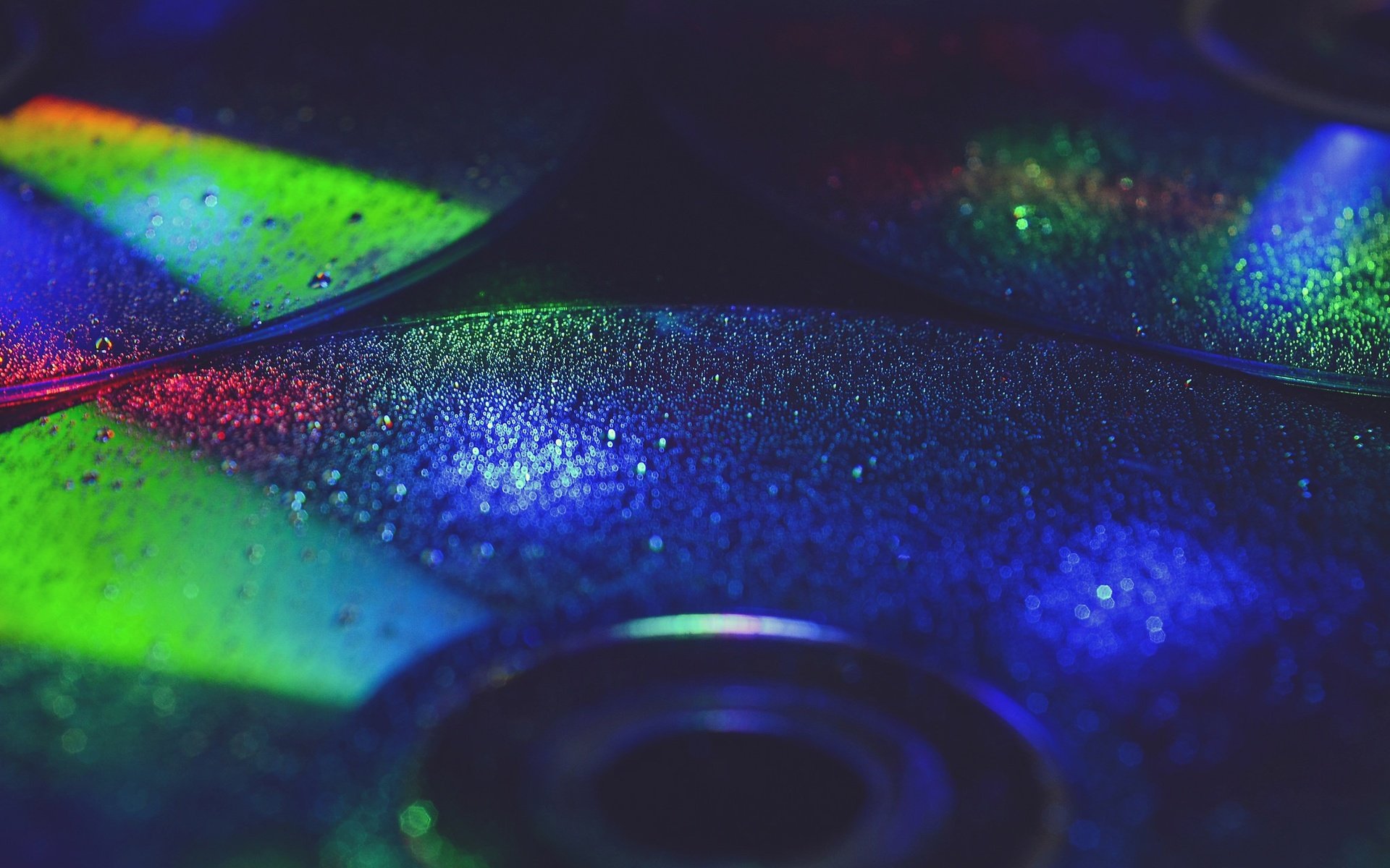 Обои свет, макро, капли, цвет, блеск, компакт-диск, light, macro, drops, color, shine, cd разрешение 2048x1356 Загрузить