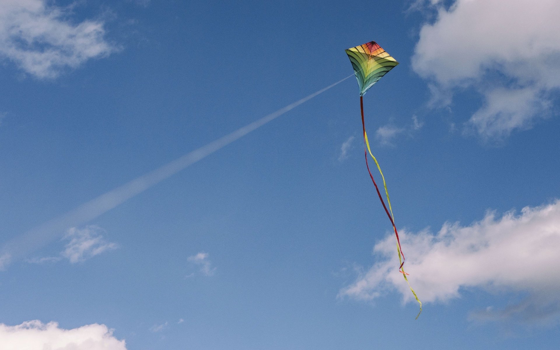 Обои небо, облака, воздушный змей, свобода, летучий змей, the sky, clouds, kite, freedom, flying snakes разрешение 2560x1920 Загрузить