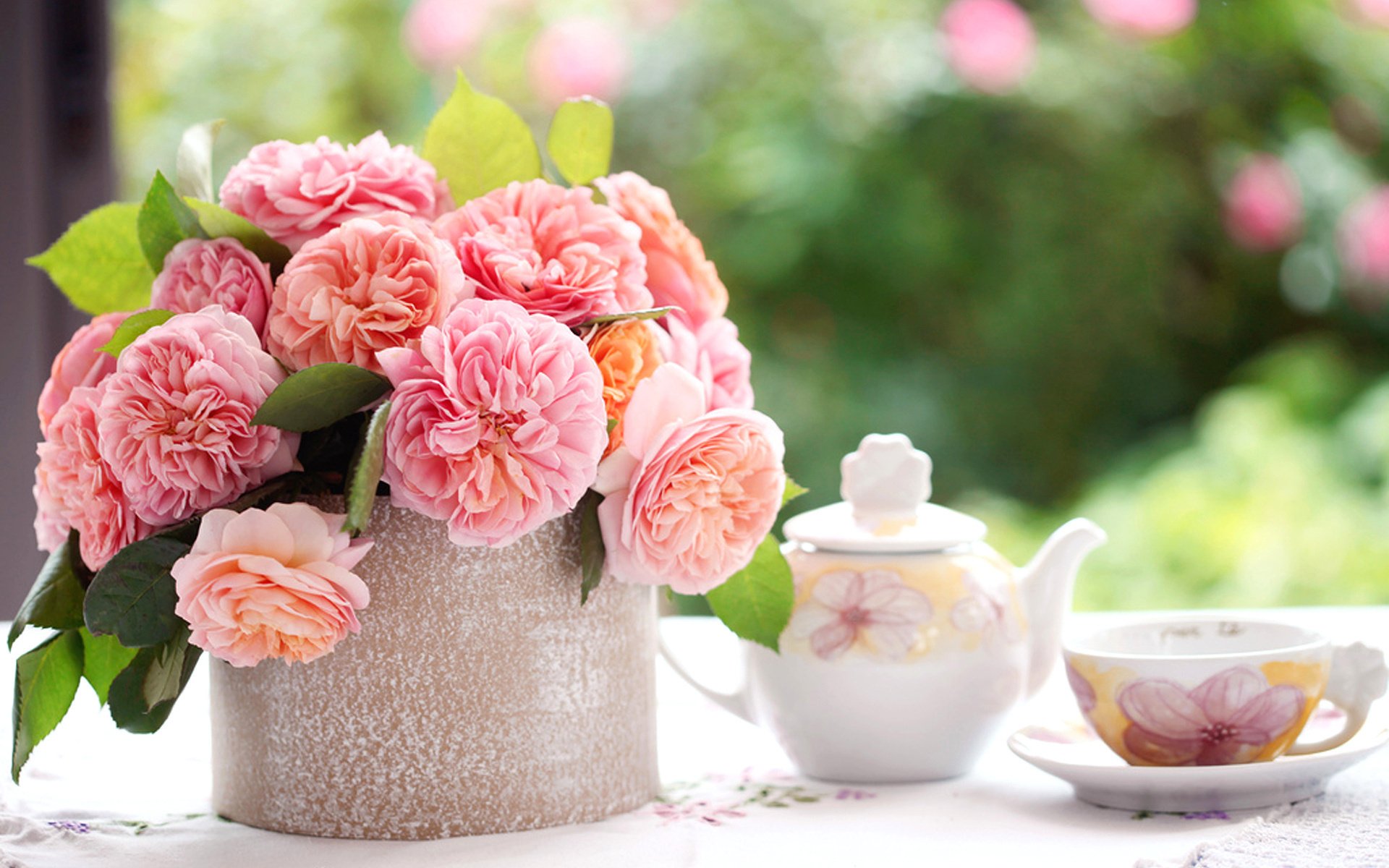 Обои цветы, розы, букет, чашка, ваза, чайник, натюрморт, flowers, roses, bouquet, cup, vase, kettle, still life разрешение 1920x1280 Загрузить