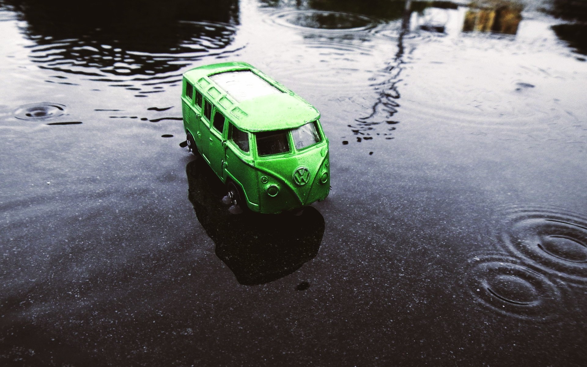 Обои вода, игрушка, фургон, фольксваген, моделька, water, toy, van, volkswagen, model разрешение 4224x2772 Загрузить