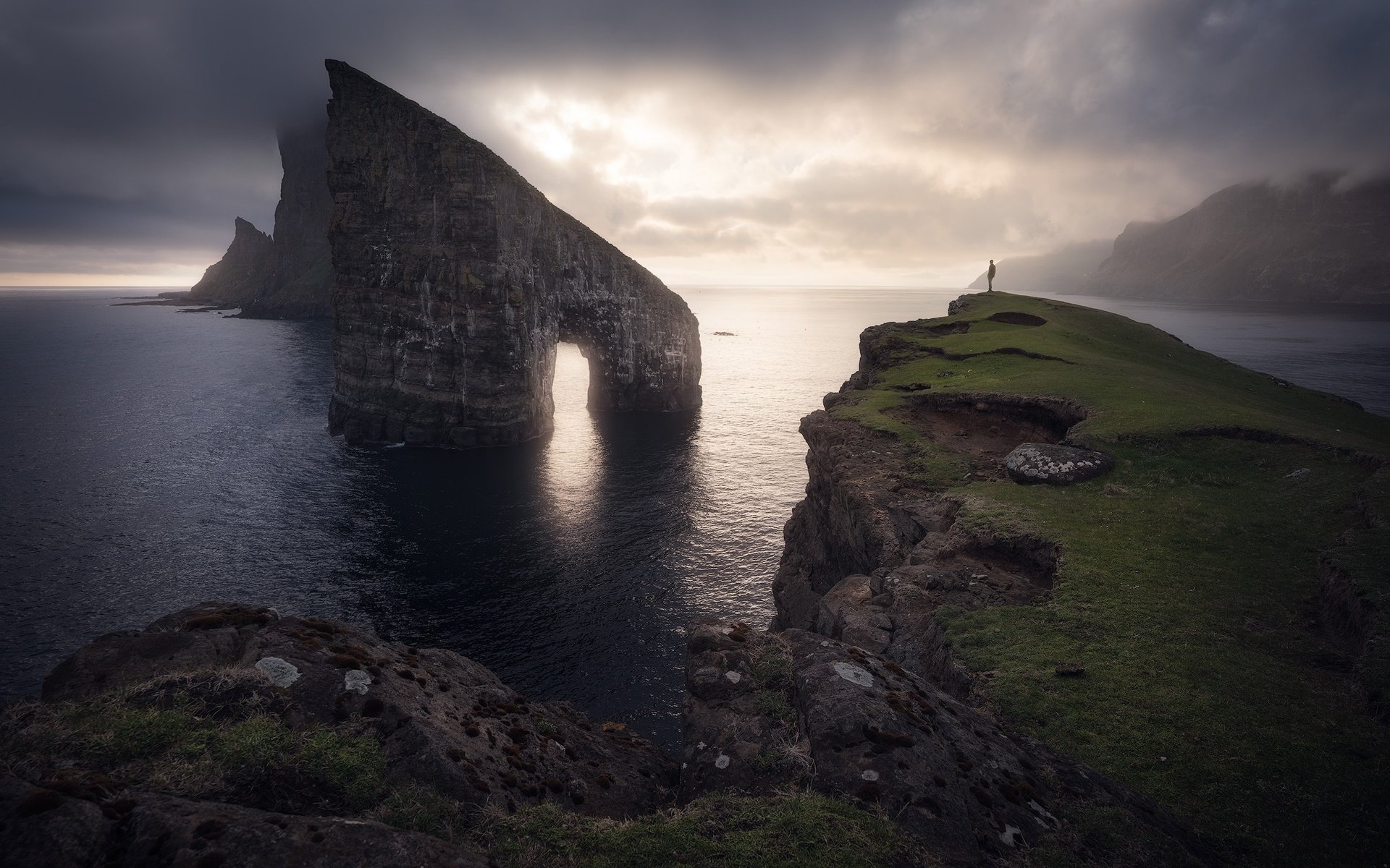 Обои скалы, берег, море, туман, человек, арка, rocks, shore, sea, fog, people, arch разрешение 2048x1366 Загрузить