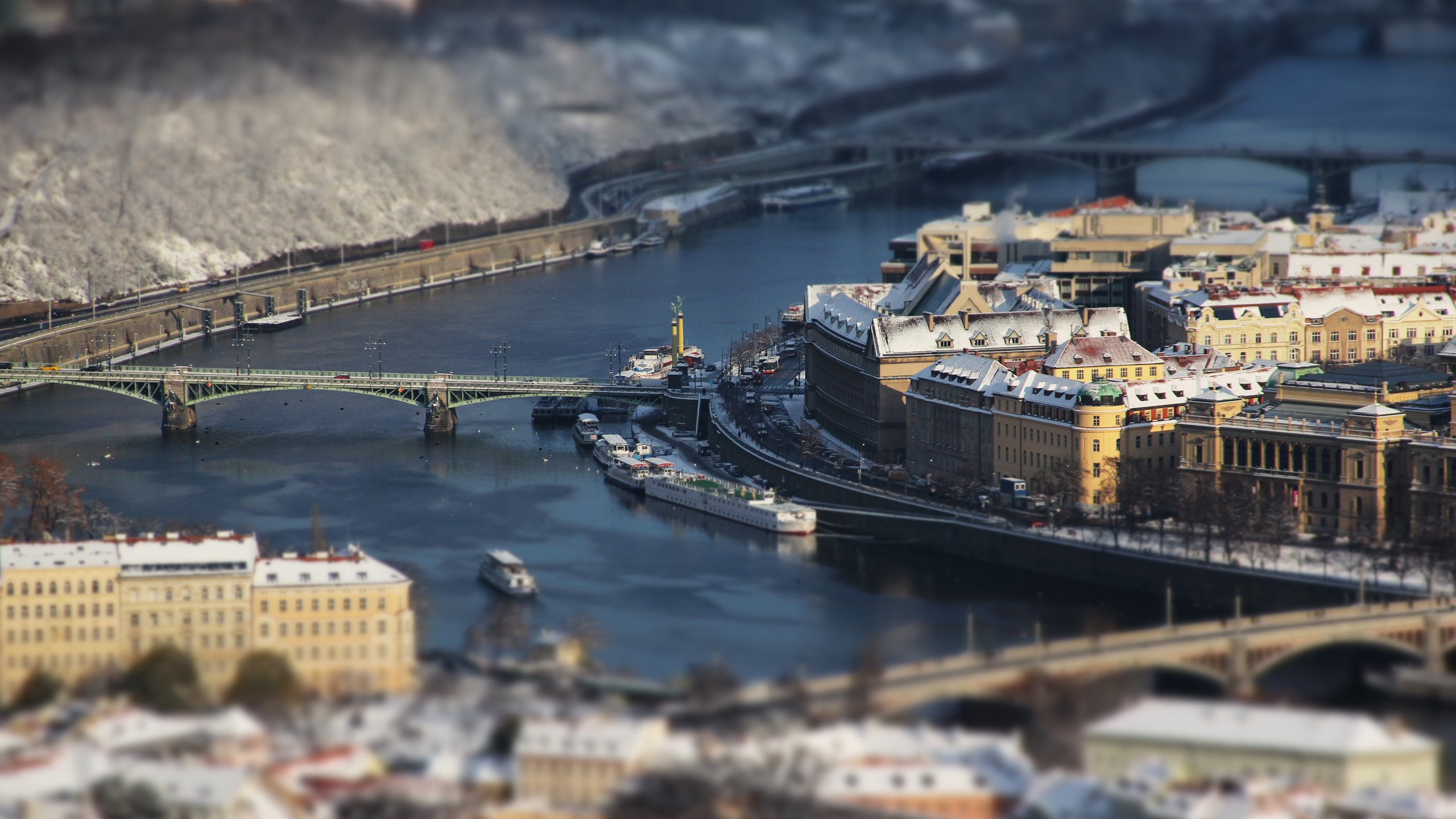 Обои река, корабли, мост, город, дома, прага, tilt-shift, river, ships, bridge, the city, home, prague разрешение 2560x1600 Загрузить