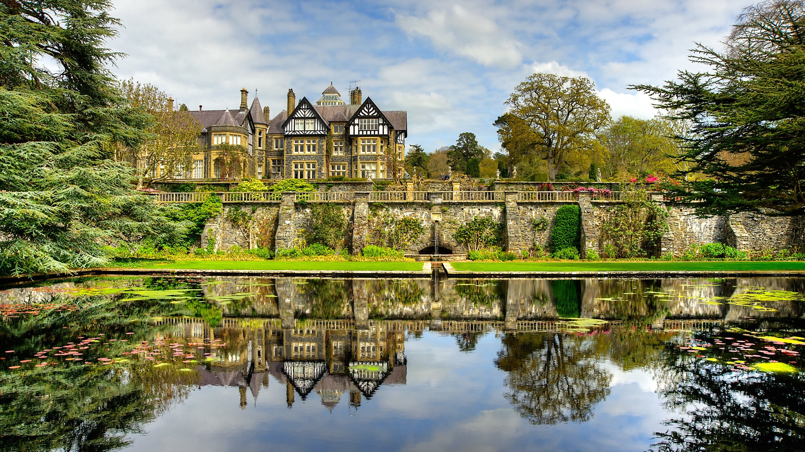 Обои деревья, пейзаж, парк, дом, пруд, great britain, bodnant gardens, trees, landscape, park, house, pond разрешение 2700x1800 Загрузить