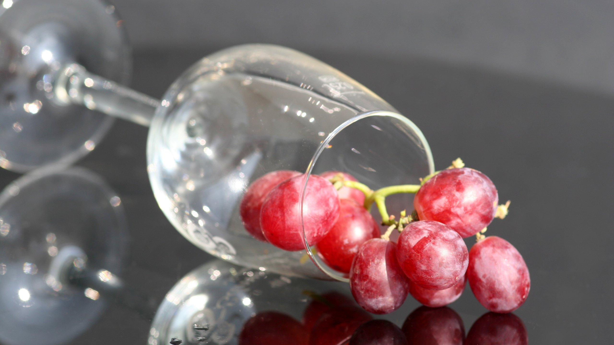 Обои отражение, виноград, стол, бокал, reflection, grapes, table, glass разрешение 3504x2336 Загрузить