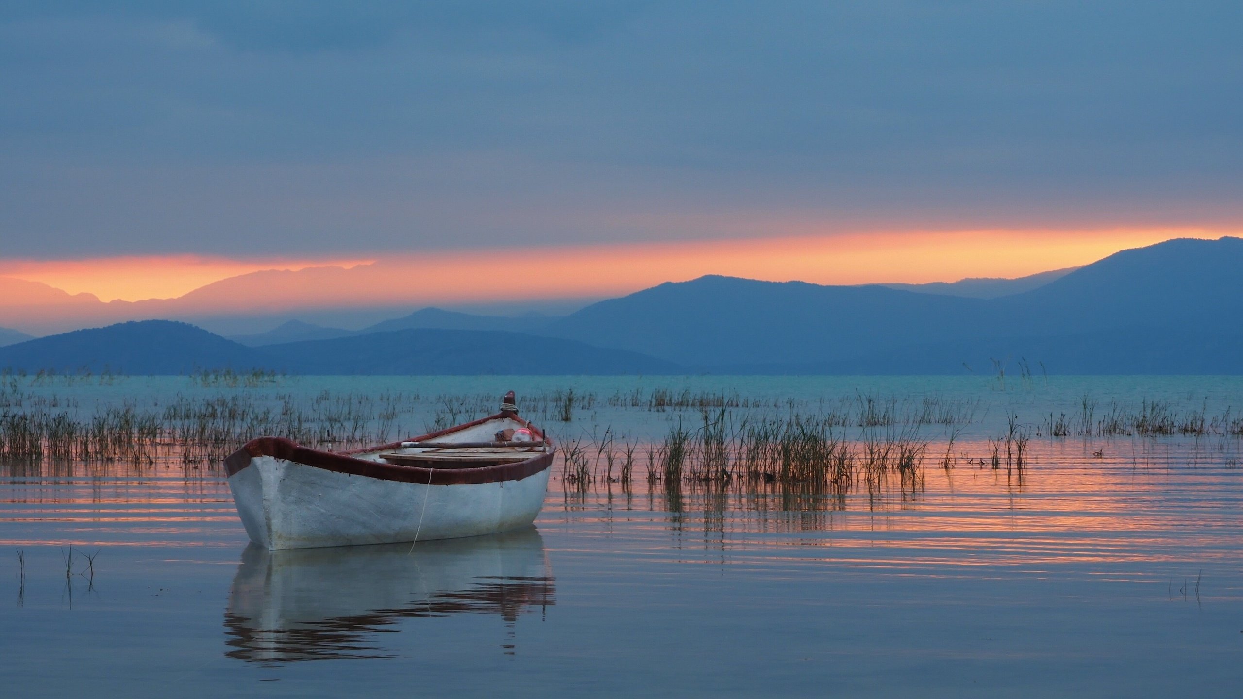 Обои озеро, горы, отражение, лодка, турция, бейшехир, таврские, lake, mountains, reflection, boat, turkey, beyşehir, taurus разрешение 2881x1620 Загрузить