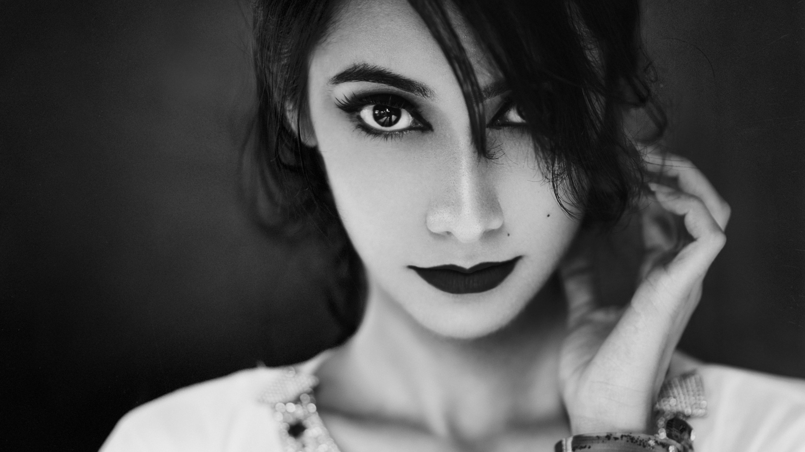 Обои глаза, девушка, портрет, взгляд, чёрно-белое, eyes, girl, portrait, look, black and white разрешение 4928x3264 Загрузить