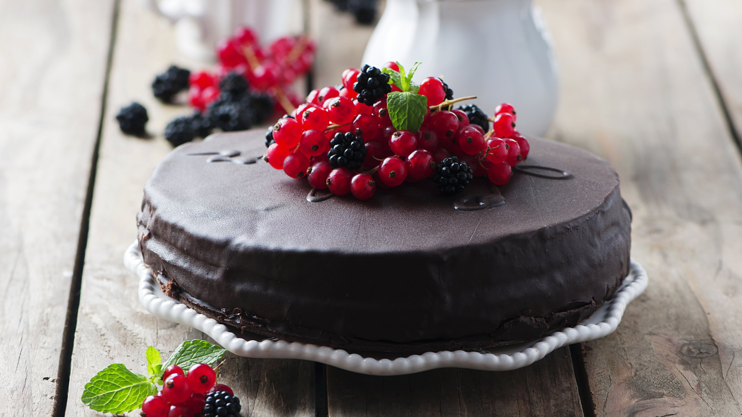 Обои мята, ягоды, шоколад, сладкое, торт, десерт, ежевика, смородина, mint, berries, chocolate, sweet, cake, dessert, blackberry, currants разрешение 4288x2848 Загрузить