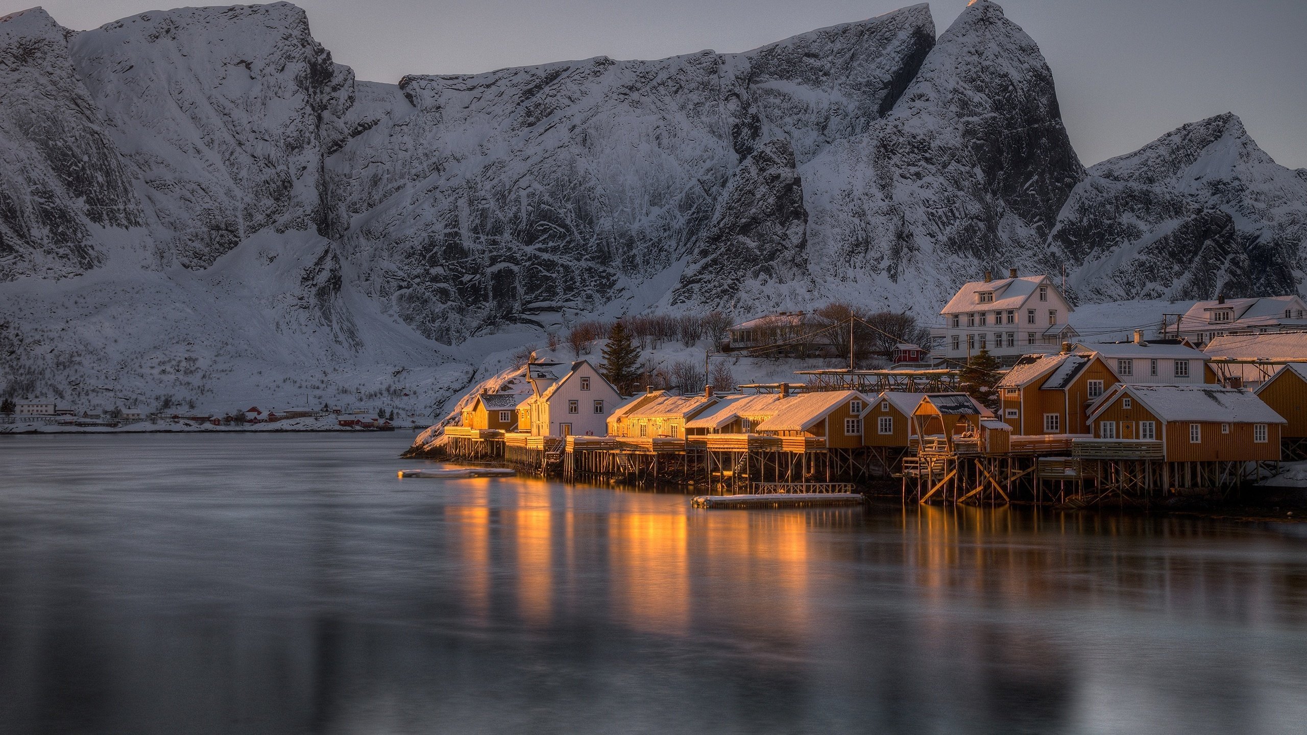 Обои озеро, снег, зима, гора, здания, норвегия, лофотенские острова, reine, lake, snow, winter, mountain, building, norway, the lofoten islands разрешение 2560x1691 Загрузить