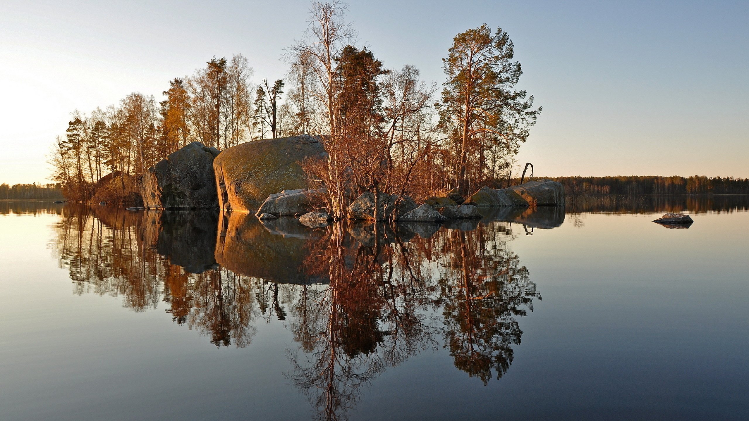 Обои деревья, озеро, камни, отражение, осень, остров, trees, lake, stones, reflection, autumn, island разрешение 2560x1600 Загрузить