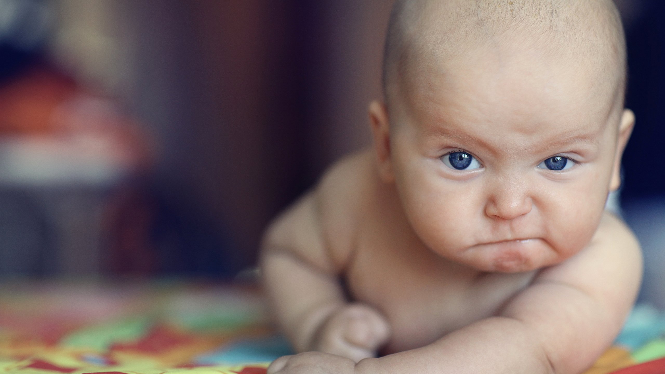 Обои глаза, портрет, взгляд, лежит, ребенок, малыш, мимика, eyes, portrait, look, lies, child, baby, facial expressions разрешение 4000x2667 Загрузить