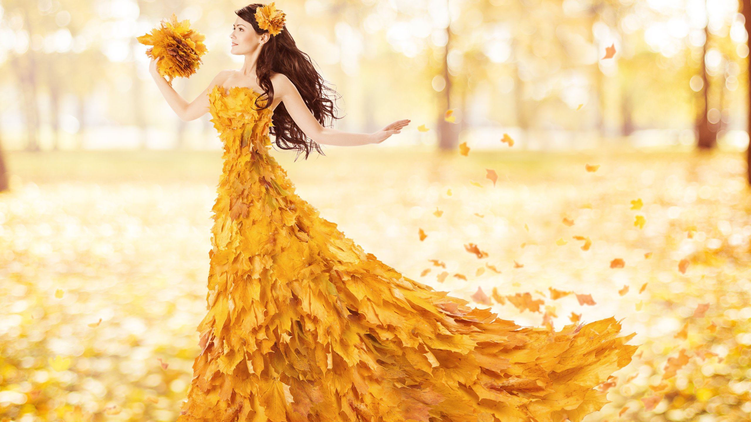Платье из желтых листьев